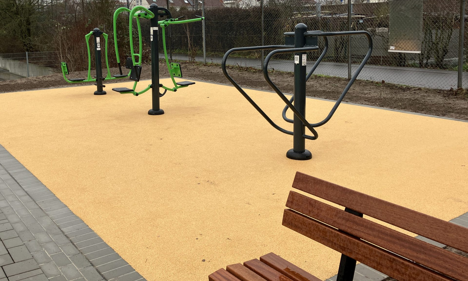 Fitnessgeräte in der neuen Kleinspielfeldanlage in Frankfurt-Nied