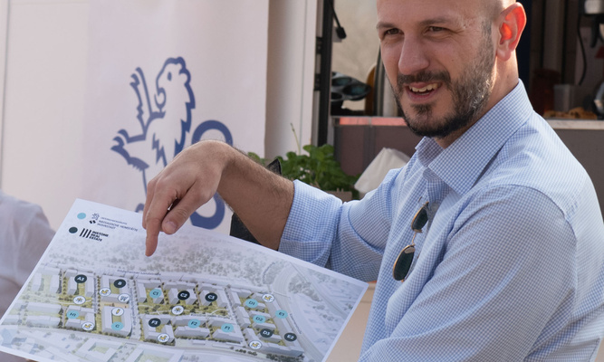 Philipp Zindel bei einer Veranstaltung im Schönhof-Viertel.