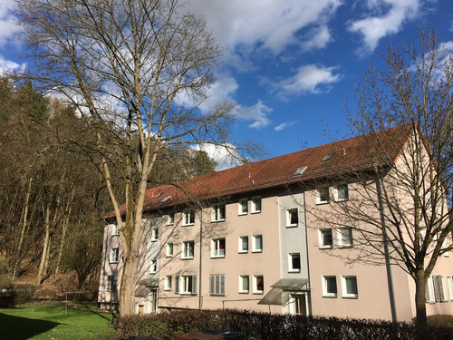 Praktisch wohnen: 3 Zimmer mit Badewanne und Balkon