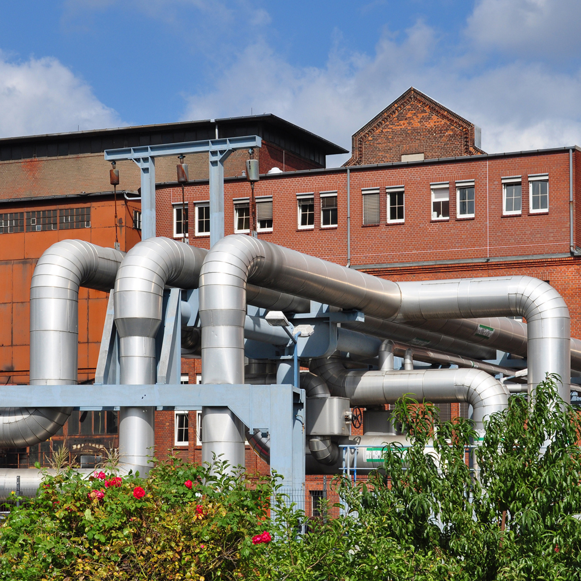 Kraftwerk mit Rohrleitungen