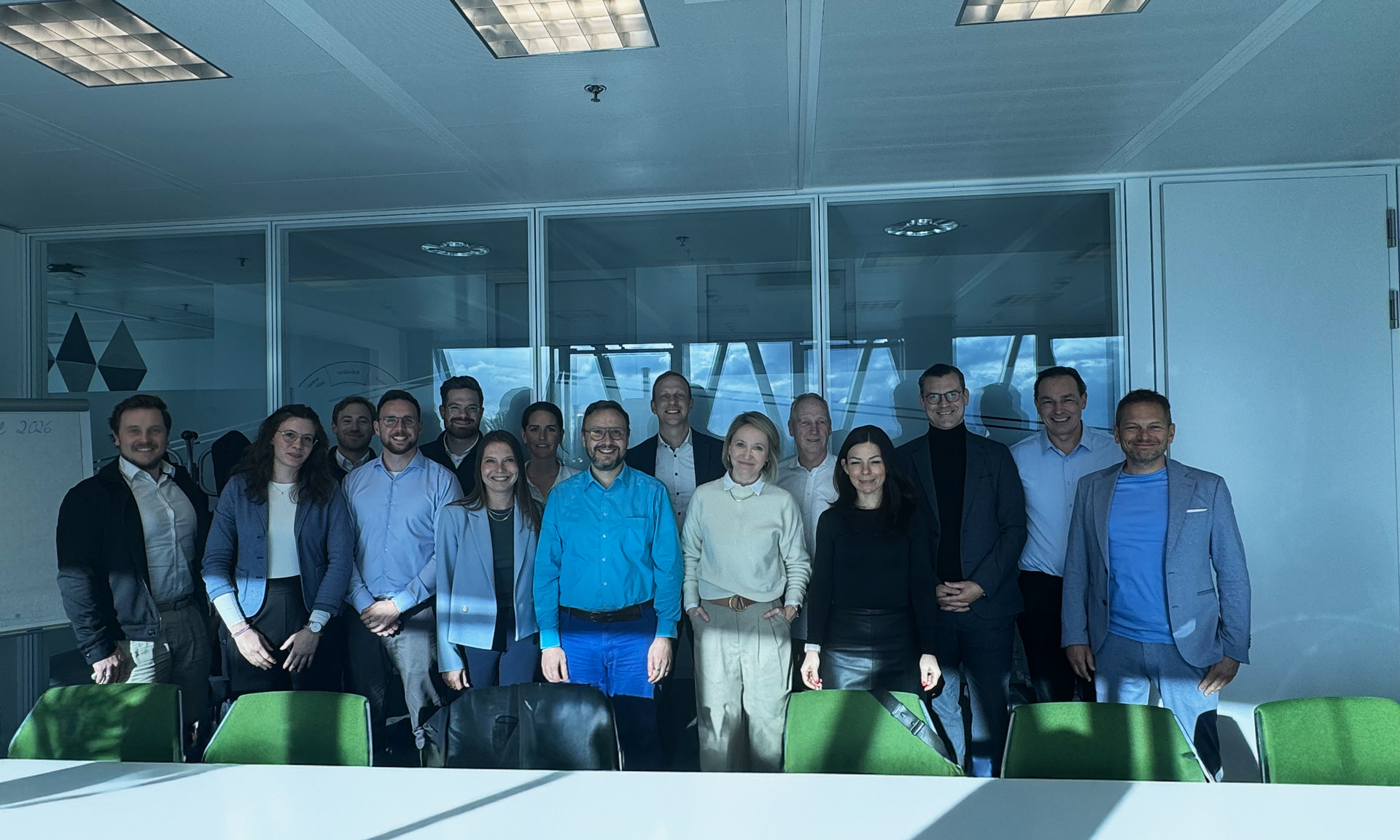 Gruppenfoto mit ca. 15 Personen, darunter Leitender NHW-Geschäftsführer Dr. Thomas Hain und Head of hubitation Frieda Gresch