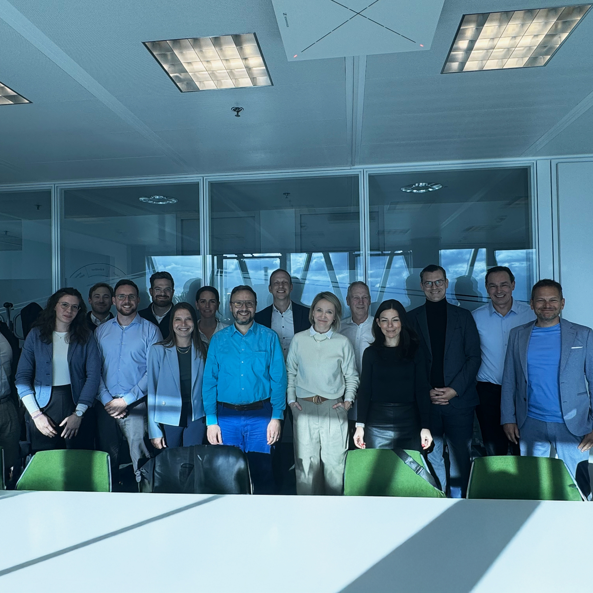 Gruppenfoto mit ca. 15 Personen, darunter Leitender NHW-Geschäftsführer Dr. Thomas Hain und Head of hubitation Frieda Gresch
