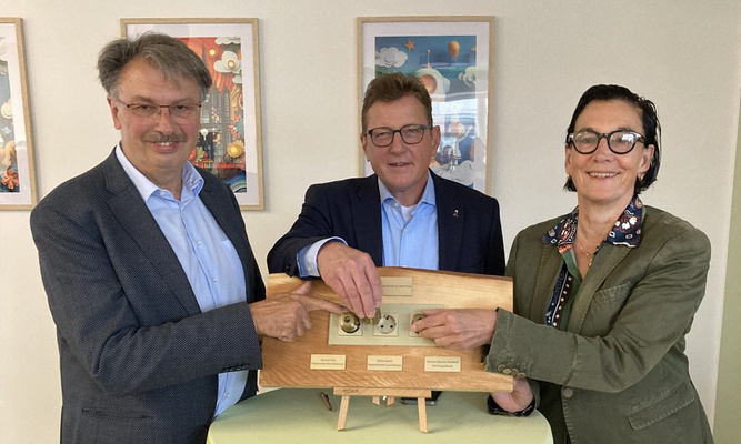 (v. li.) Kelsterbachs Bürgermeister Manfred Ockel, Stefan Sauer, Hessischer Staatssekretär für Digitalisierung und Innovation, und Marion Schmitz-Stadtfeld (ProjektStadt | Integrierte Stadtentwicklung) eröffnen symbolisch das KelsterLab.