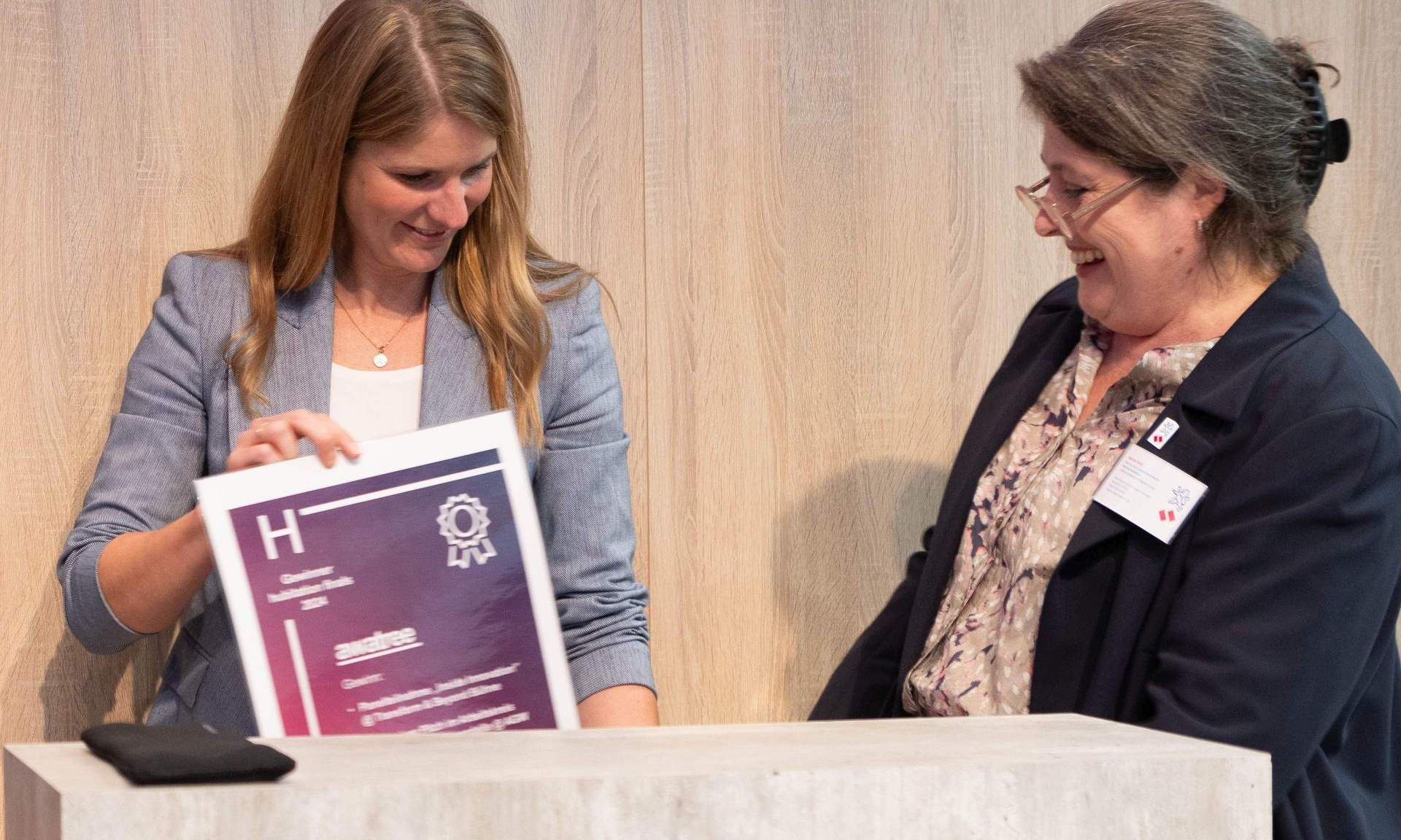 Das Siegerduo der hubitation finals 2024: Startup Awatree mit Iris Christophers (l.) und Martina Fendt, Leiterin des Freiflächenservice der NHW. 