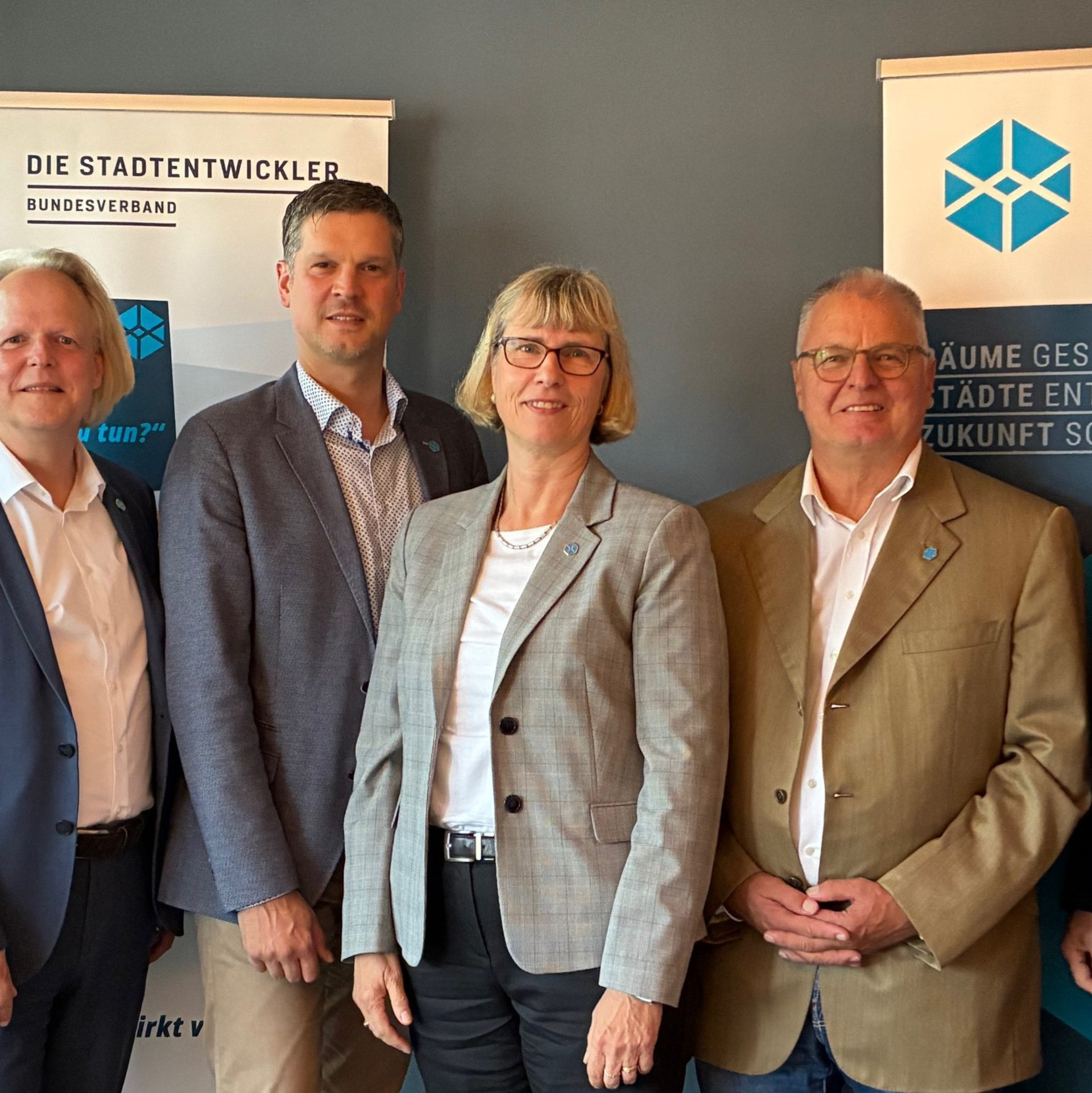 Monika Fontaine-Kretschmer inmitten ihrer Vorstandskollegen des Bundeverbands Die Stadtentwickler.