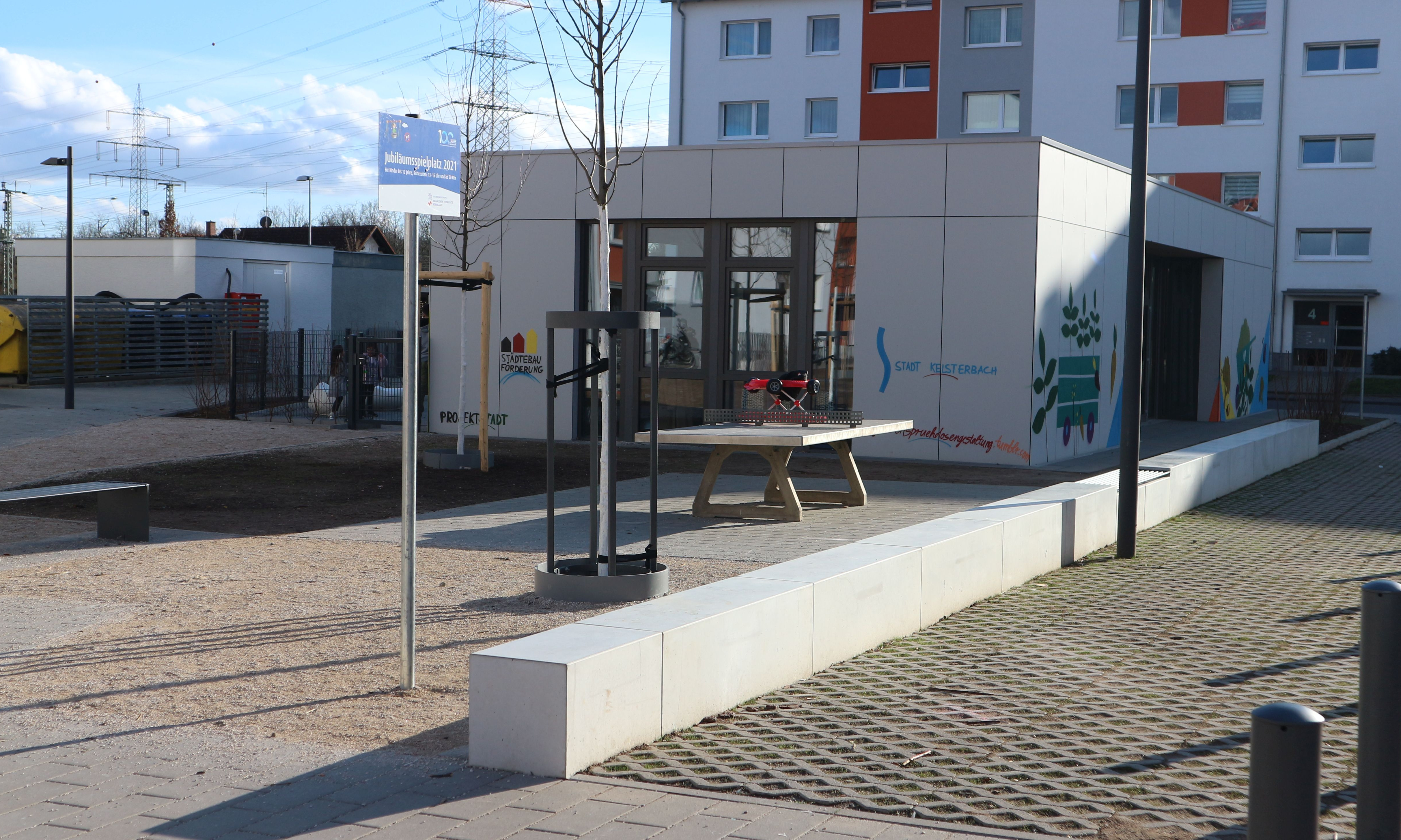 Flaches Gebäude vor Wohngebäude