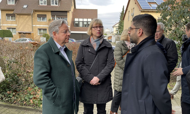 Die NHW-Geschäftsführer Monika Fontaine-Kretschmer und Dr. Constantin Westphal (li.) mit Hessens Wirtschaftsminister Kaweh Mansoori.