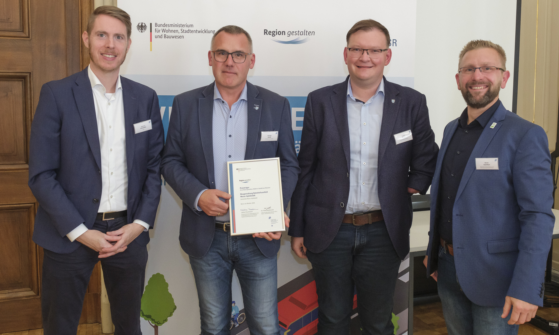Preisverleihung mit (v.li.) Johannes Schneider, Projektleiter PG Kompetenzzentrum für Ländliche Mobilität (KoLMo), Christian Jacob, Bürgermeister Nesse-Apfelstädt, Steffen Trapp, Leiter Haupt- und Finanzverwaltung Nesse-Apfelstädt, und  Martin Günther, Fachbereichsleiter ProjektStadt Thüringen.