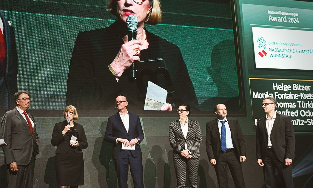 Stolze Gewinner: NHW-Geschäftsführerin Monika Fontaine-Kretschmer nimmt die Auszeichnung stellvertretend für die gesamte NHW entgegen.