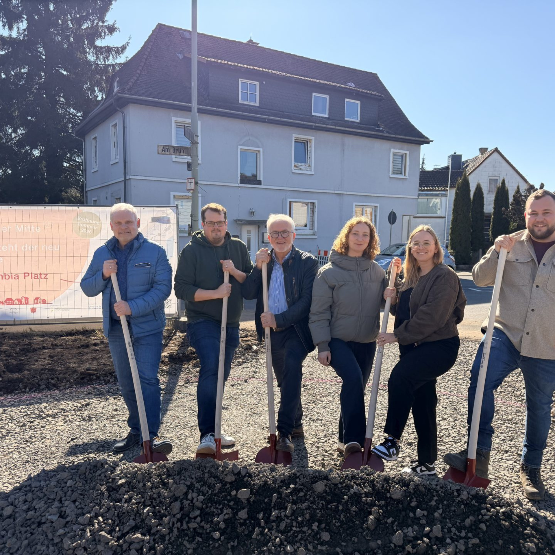 Spatenstich mit (v.li.) Bürgermeister Guido Kempel, Martin Grundl (Stadt Gedern), Erster Stadtrat Herbert Weber, Katharina Müller und Nicole Nagel (ProjektStadt | Integrierte Stadtentwicklung), Benjamin Hain (Garten- & Landschaftsgestaltung Hain GmbH) 