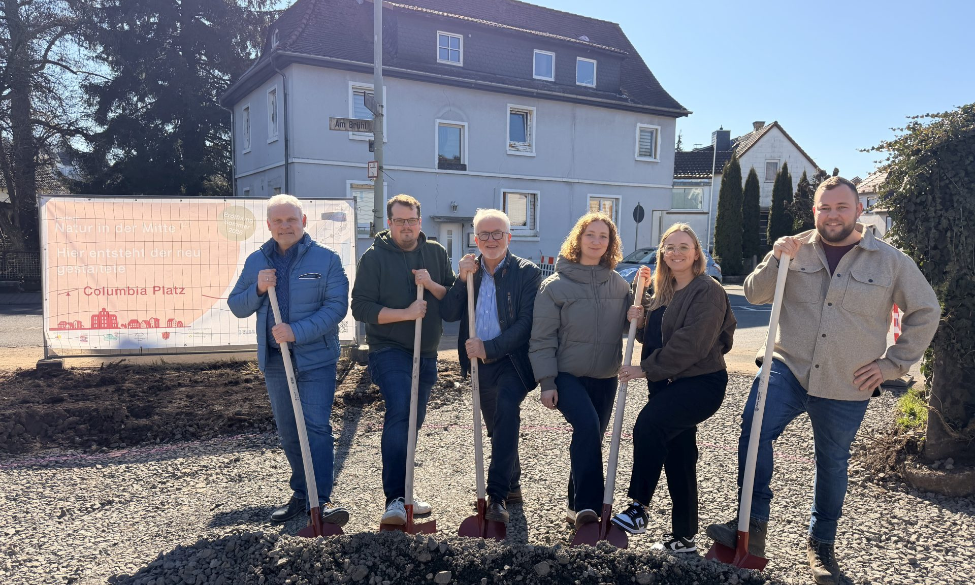 Spatenstich mit (v.li.) Bürgermeister Guido Kempel, Martin Grundl (Stadt Gedern), Erster Stadtrat Herbert Weber, Katharina Müller und Nicole Nagel (ProjektStadt | Integrierte Stadtentwicklung), Benjamin Hain (Garten- & Landschaftsgestaltung Hain GmbH) 