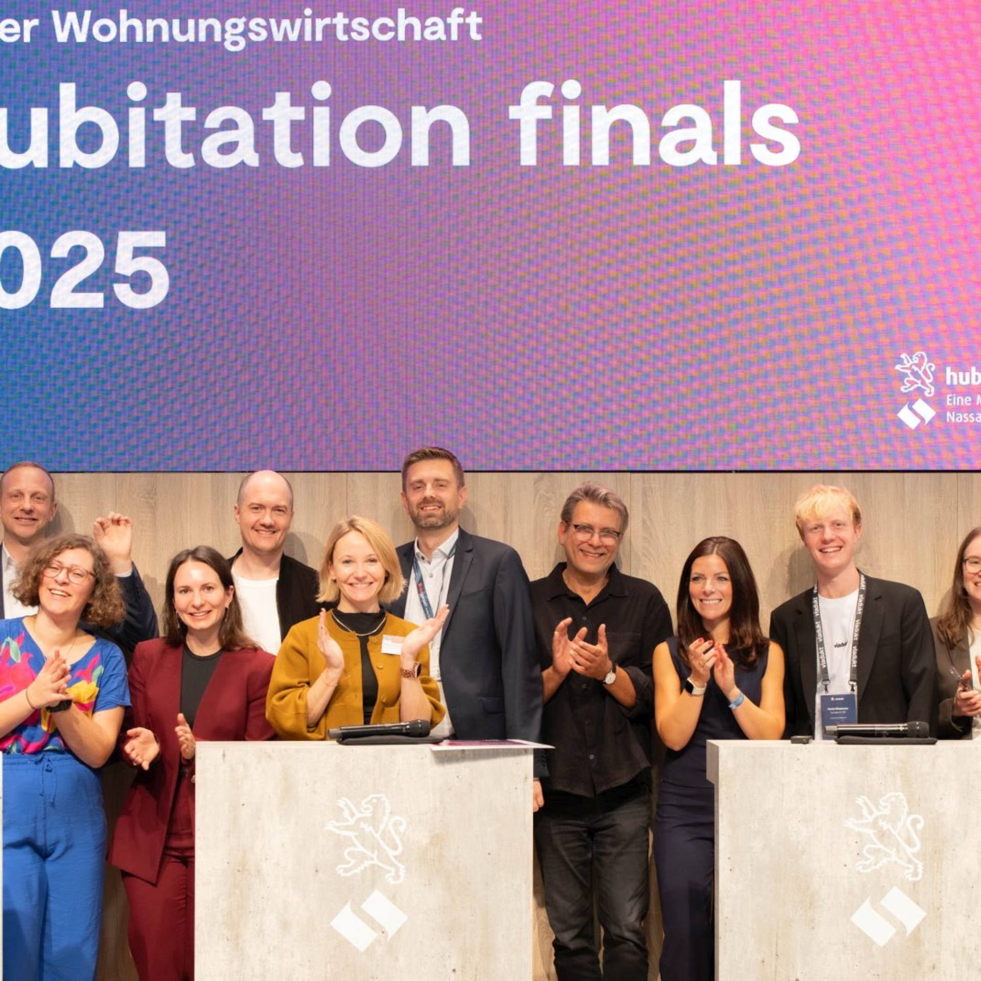 Nach dem großen Finale: Startups, Jurymitglieder und Vertreter der NHW beim gemeinsamen Gruppenfoto auf der EXPO REAL in München.