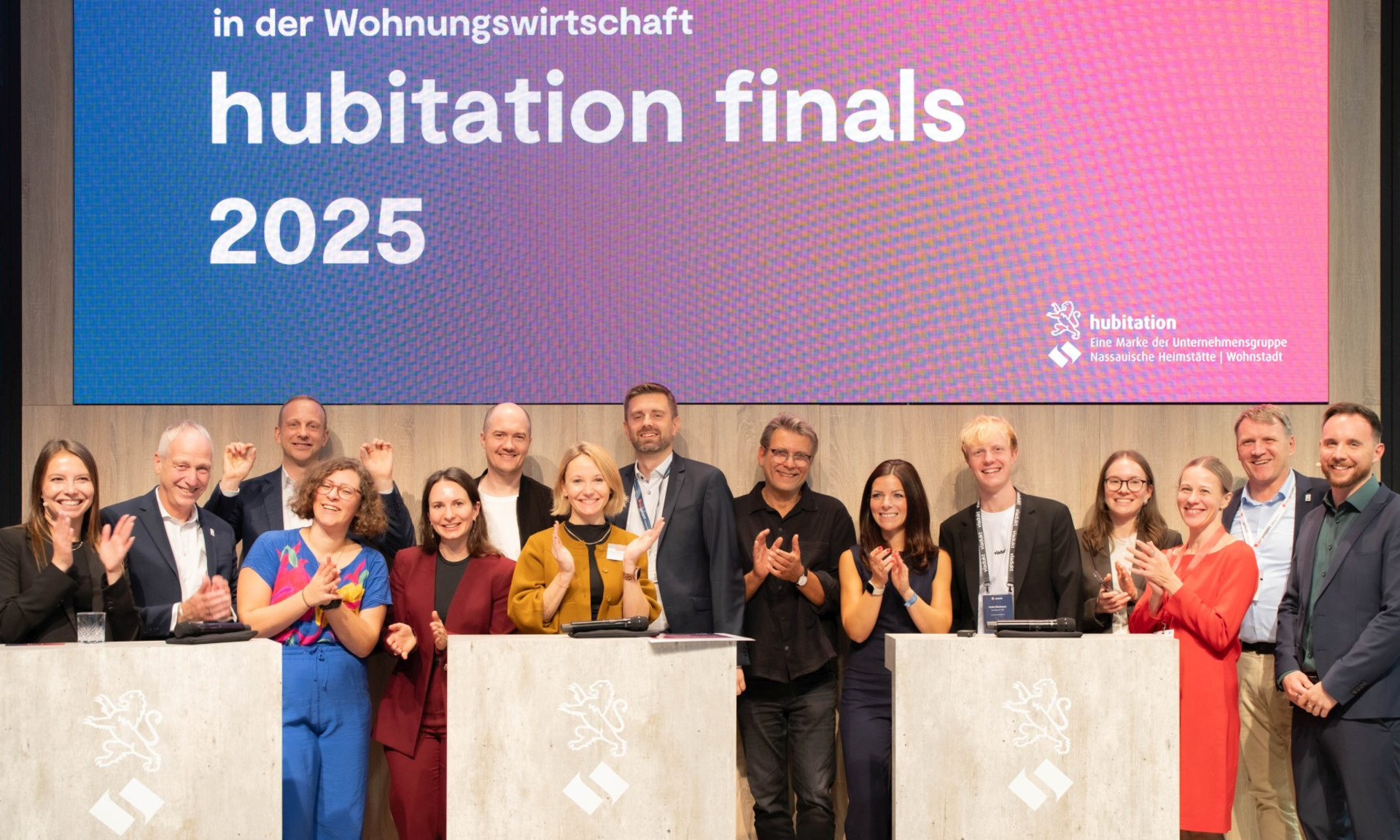 Nach dem großen Finale: Startups, Jurymitglieder und Vertreter der NHW beim gemeinsamen Gruppenfoto auf der EXPO REAL in München.