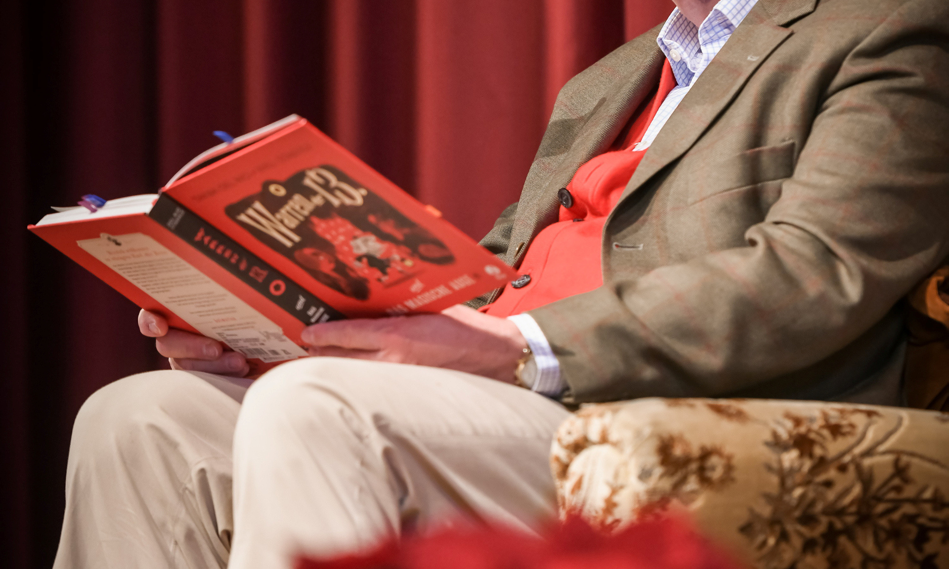 NHW-Geschäftsführer Dr. Constantin Westphal beim Vorlesen