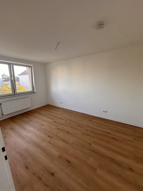 Ideal geschnitten: Modernisierte 2-Zimmer-Wohnung mit Loggia