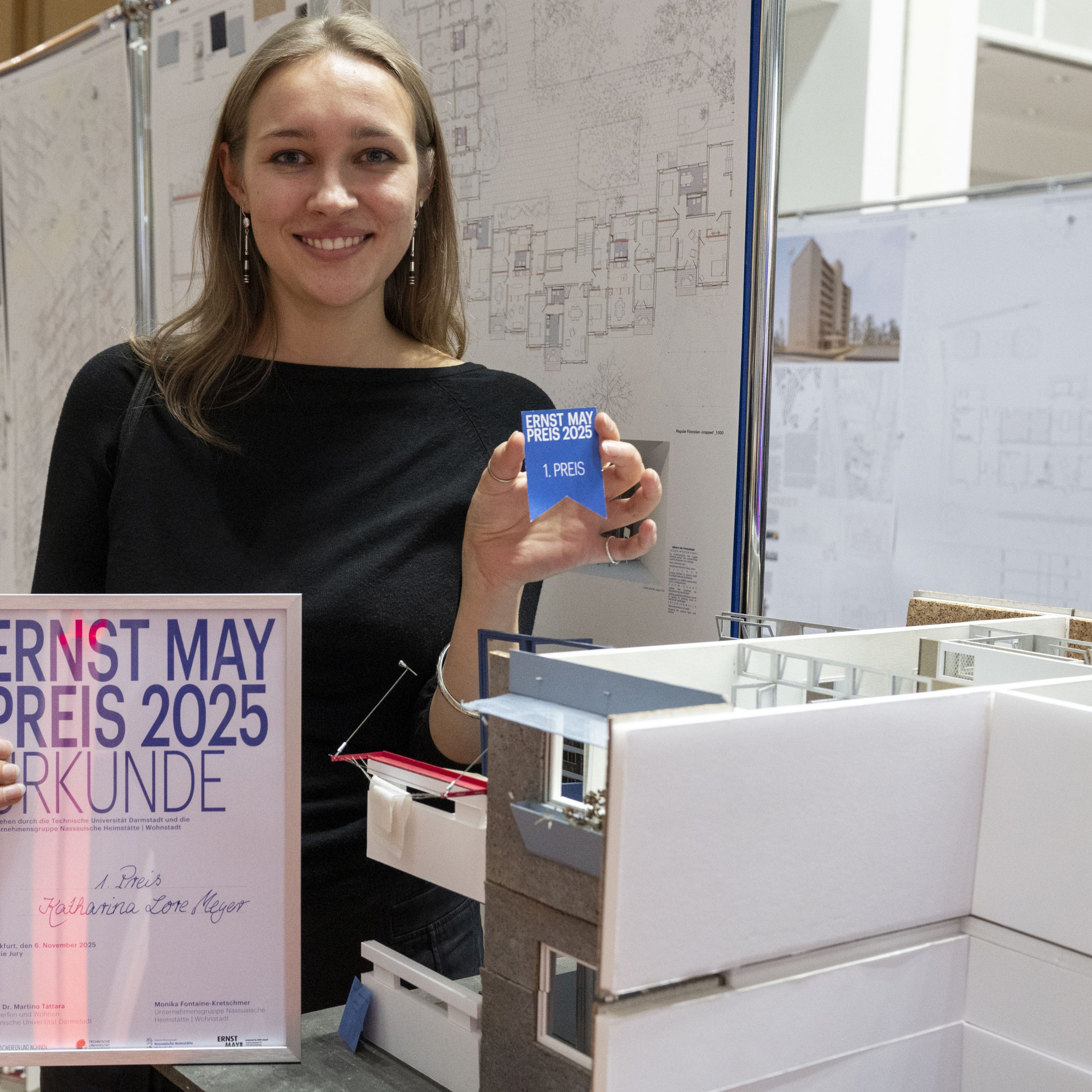 Die Siegerin des Ernst-May-Preises 2025: Katharina Lore Meyer mit Urkunde und Modell