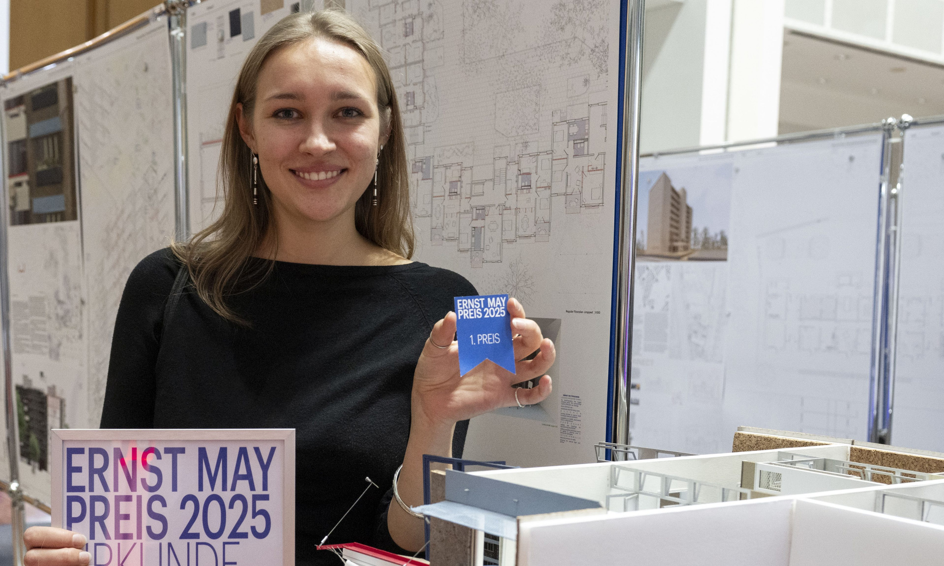 Die Siegerin des Ernst-May-Preises 2025: Katharina Lore Meyer mit Urkunde und Modell