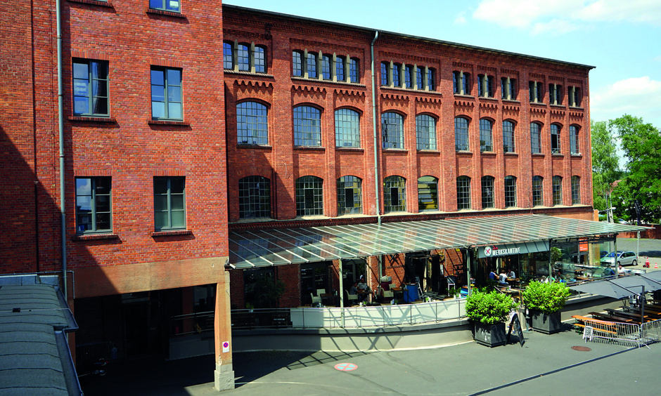 Außenansicht der Klassikstadt, altes Gebäude mit roten Backsteinen