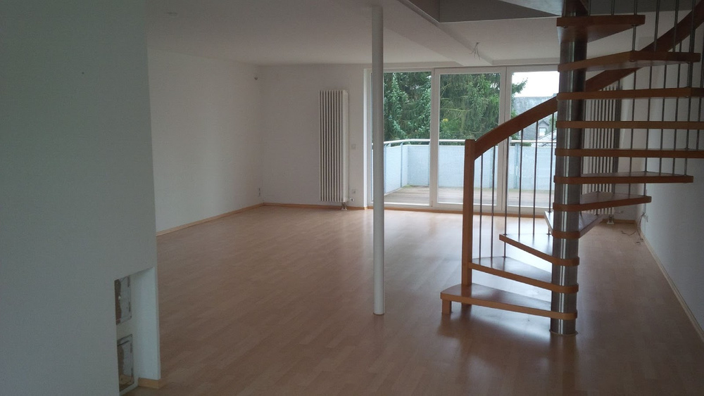 Wohnraum mit Treppe zum Dachboden