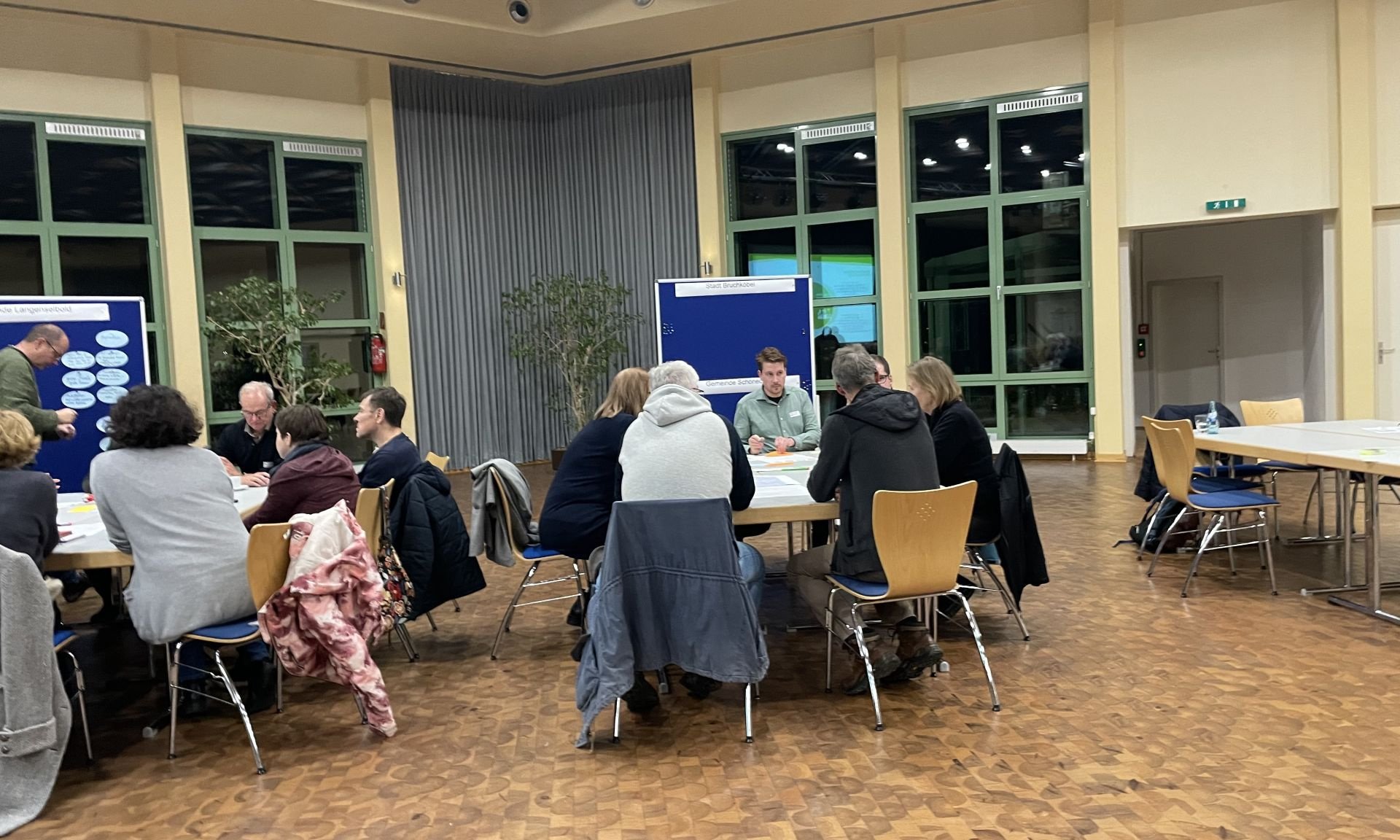Menschen am Tischen beim Beteiligungsprozess für Klimaanpassung im Main-Kinzig-Kreis