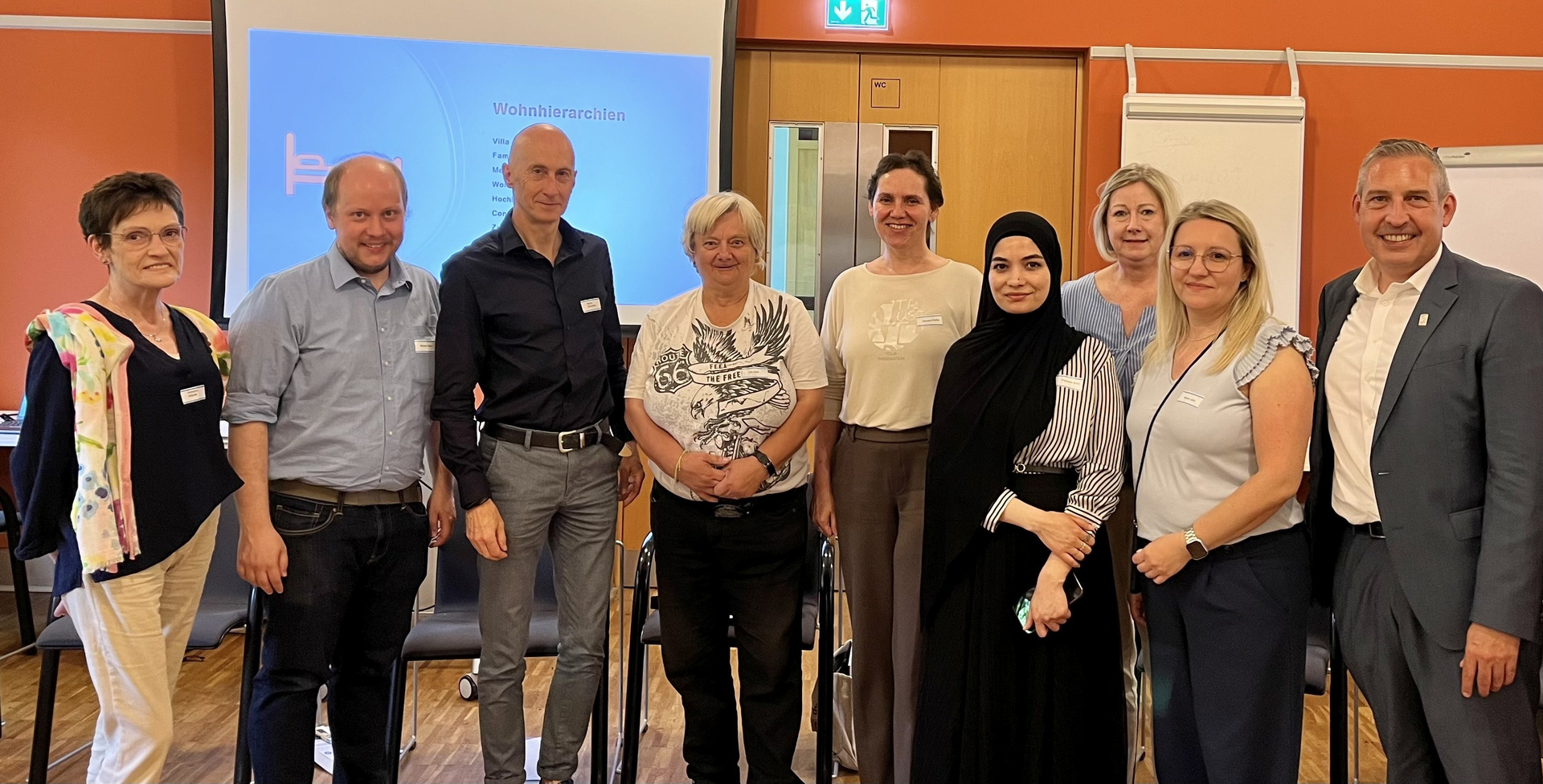 (v. l.) Katharina Alborea (Diakonie Hessen), Michael Nann (Studienleiter Evangelische Akademie Hofgeismar), Martin Schenker (FGL DWRK, alle Tagungsleitung), Ute Aust (Betroffene), Daniela Pfeiffer (Leiterin Ordnungsamt Hofgeismar), Parwana Amiri (Betroffene), Heike Größel (Stadt Baunatal), Agnes Jojko (Leiterin Ordnungsamt Baunatal) und Sascha Holstein, Leiter Regionalcenter Kassel der NHW. Foto: Diakonisches Werk