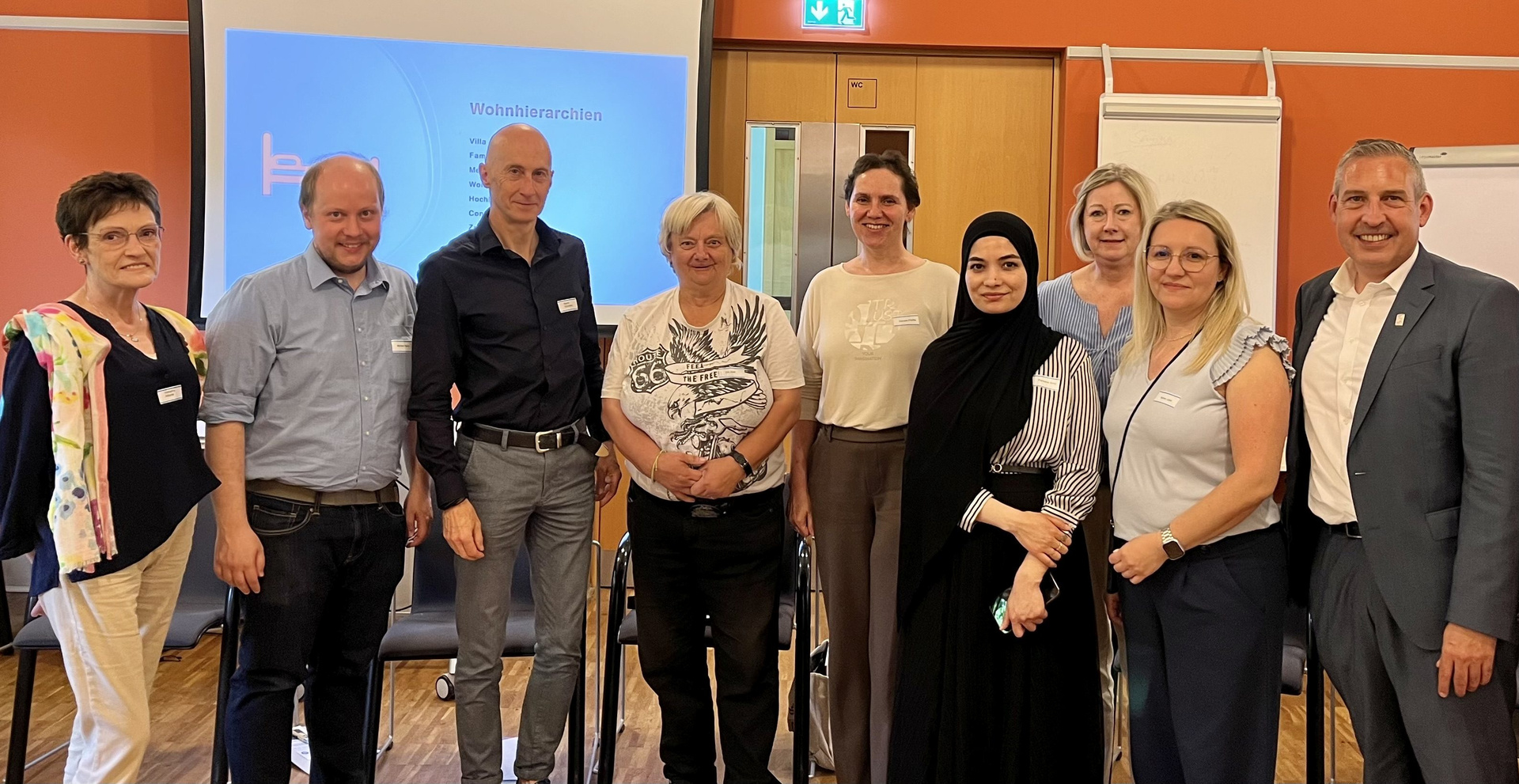 (v. l.) Katharina Alborea (Diakonie Hessen), Michael Nann (Studienleiter Evangelische Akademie Hofgeismar), Martin Schenker (FGL DWRK, alle Tagungsleitung), Ute Aust (Betroffene), Daniela Pfeiffer (Leiterin Ordnungsamt Hofgeismar), Parwana Amiri (Betroffene), Heike Größel (Stadt Baunatal), Agnes Jojko (Leiterin Ordnungsamt Baunatal) und Sascha Holstein, Leiter Regionalcenter Kassel der NHW. Foto: Diakonisches Werk
