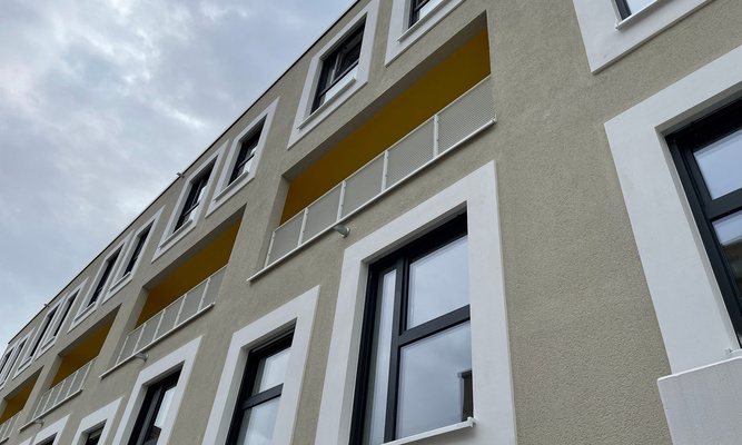 Nahansicht Haus mit Fenstern und weißen Fensterrahmen
