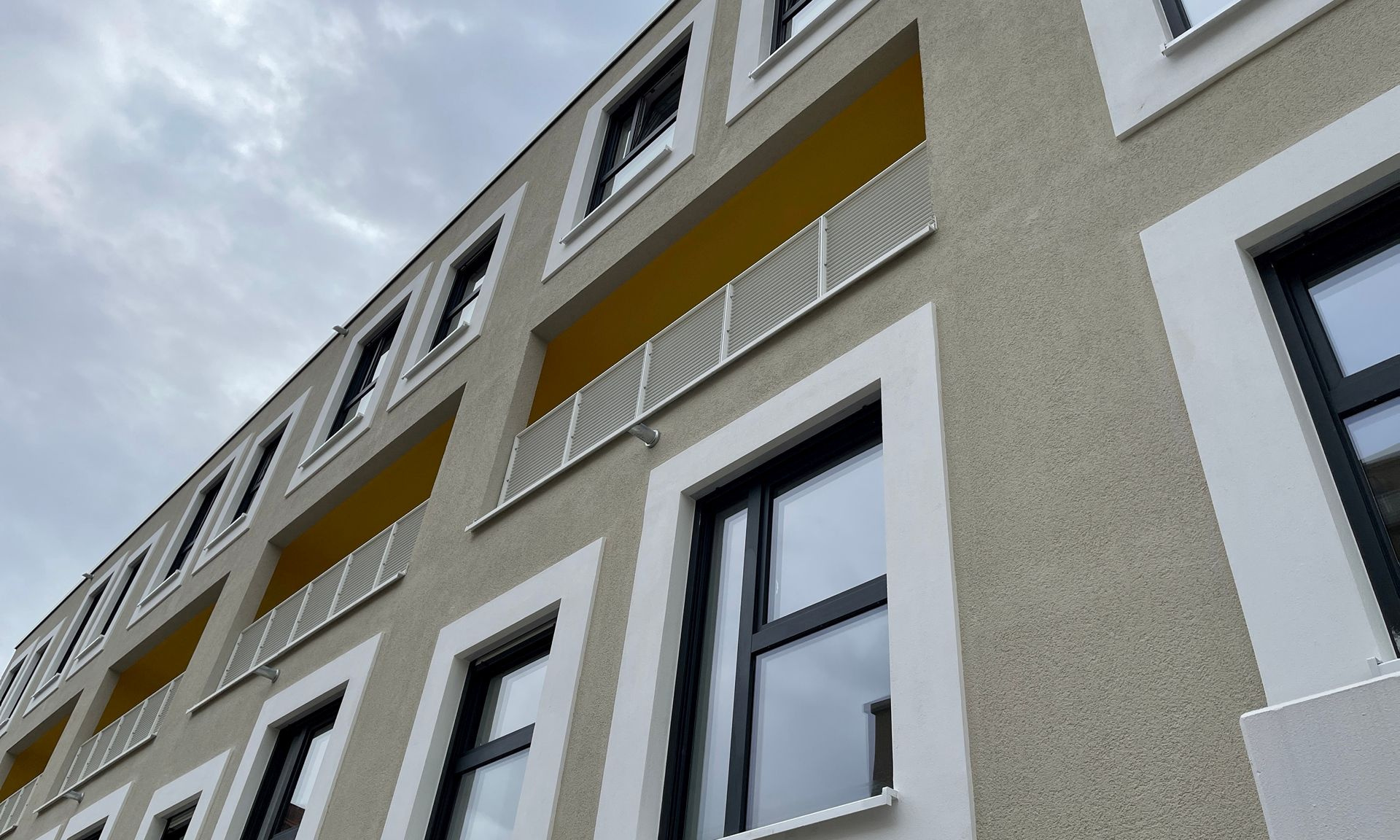 Nahansicht Haus mit Fenstern und weißen Fensterrahmen