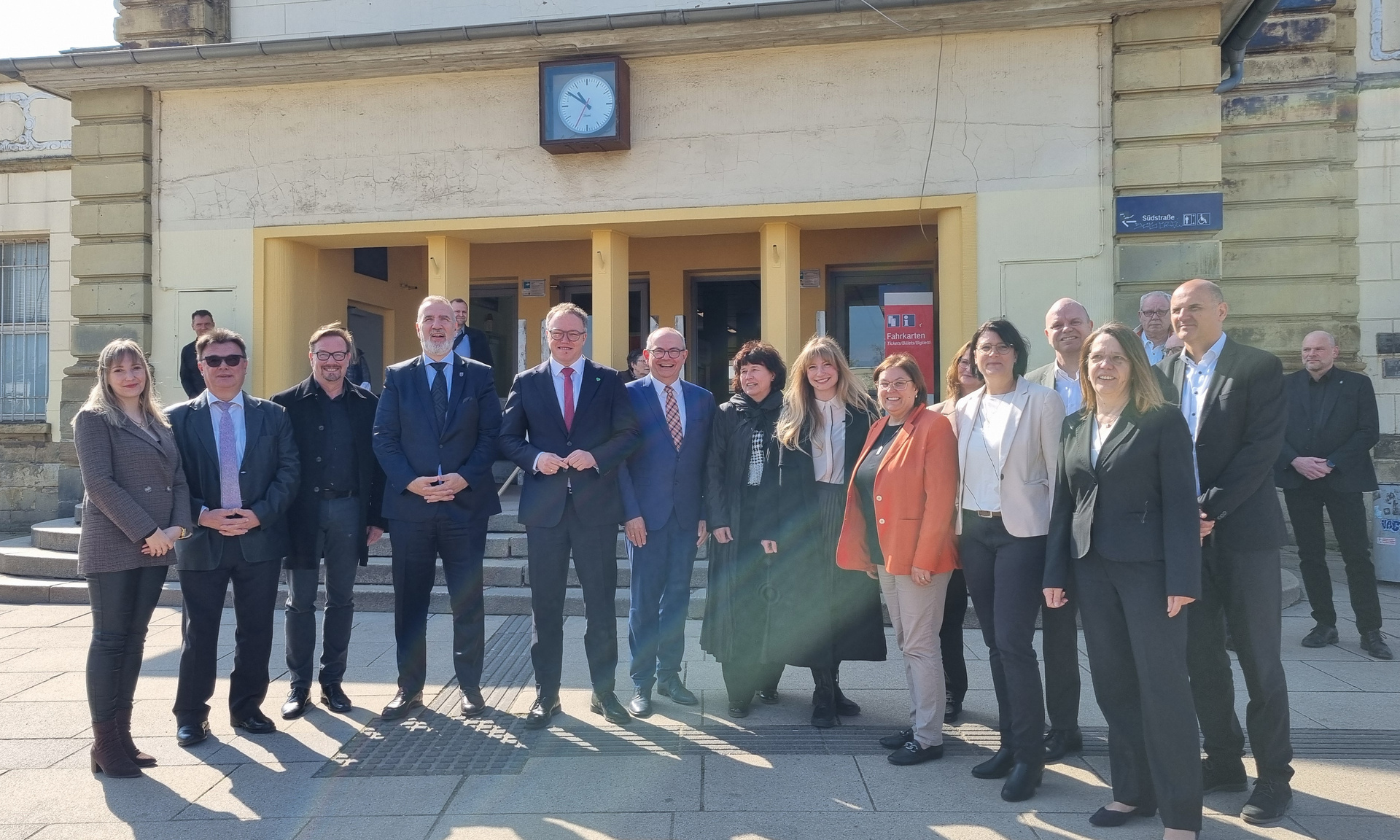 (v.li.) Natalie Reichenbach, Falk Wenzel (beide Thüringer Landesverwaltungsamt), Axel Berthold (ProjektStadt), Steffen Schütz (Thüringer Minister für Digitales und Infrastruktur), Mario Voigt (Ministerpräsident des Freistaates Thüringen), Knut Kreuch (Oberbürgermeister Stadt Gotha), Alice Dinger (ProjektStadt), Bärbel Ernst (Stadt Gotha), Christina Kromke (Leiterin Bahnhofsmanagement Erfurt), Sabine Funke und Andrea Bieber (beide Baumanagement BGG Gotha).