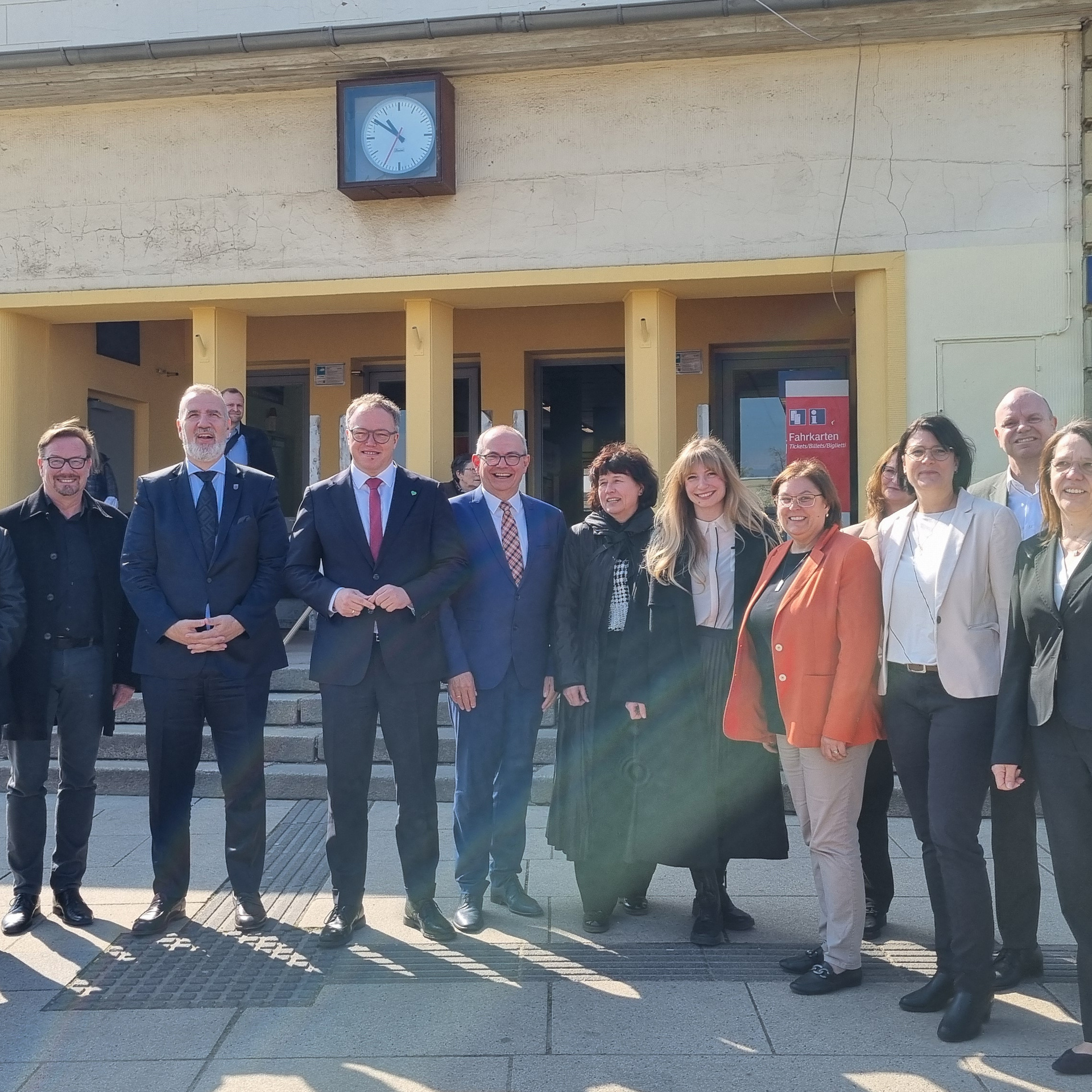 (v.li.) Natalie Reichenbach, Falk Wenzel (beide Thüringer Landesverwaltungsamt), Axel Berthold (ProjektStadt), Steffen Schütz (Thüringer Minister für Digitales und Infrastruktur), Mario Voigt (Ministerpräsident des Freistaates Thüringen), Knut Kreuch (Oberbürgermeister Stadt Gotha), Alice Dinger (ProjektStadt), Bärbel Ernst (Stadt Gotha), Christina Kromke (Leiterin Bahnhofsmanagement Erfurt), Sabine Funke und Andrea Bieber (beide Baumanagement BGG Gotha).