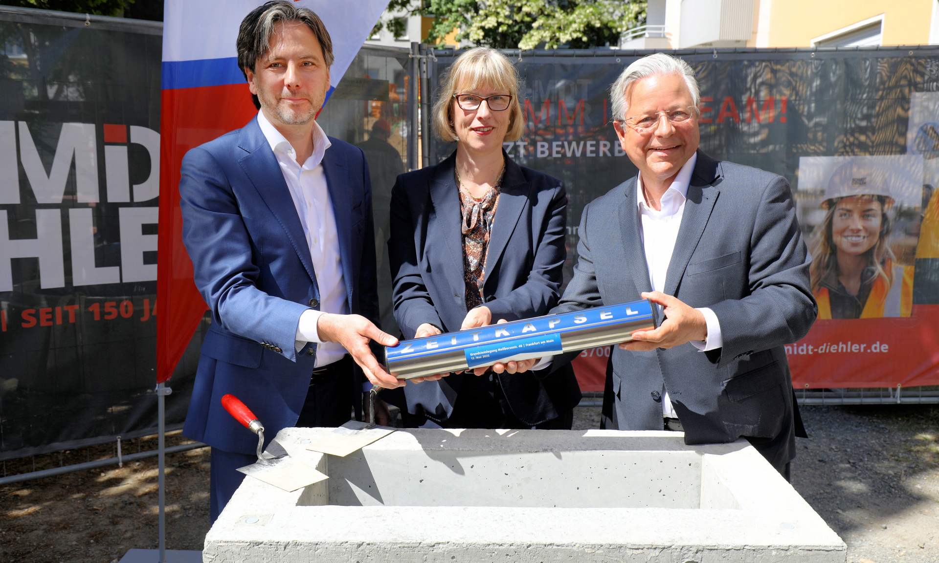 ( v.l.): Professor Marcus Gwechenberger, Dezernent für Planen und Wohnen der Stadt Frankfurt, NHW-Geschäftsführerin Monika Fontaine-Kretschmer und NHW-Geschäftsführer Dr. Constantin Westphal, legten gemeinsam den Grundstein für den Neubau. Foto: NHW/Thomas Rohnke