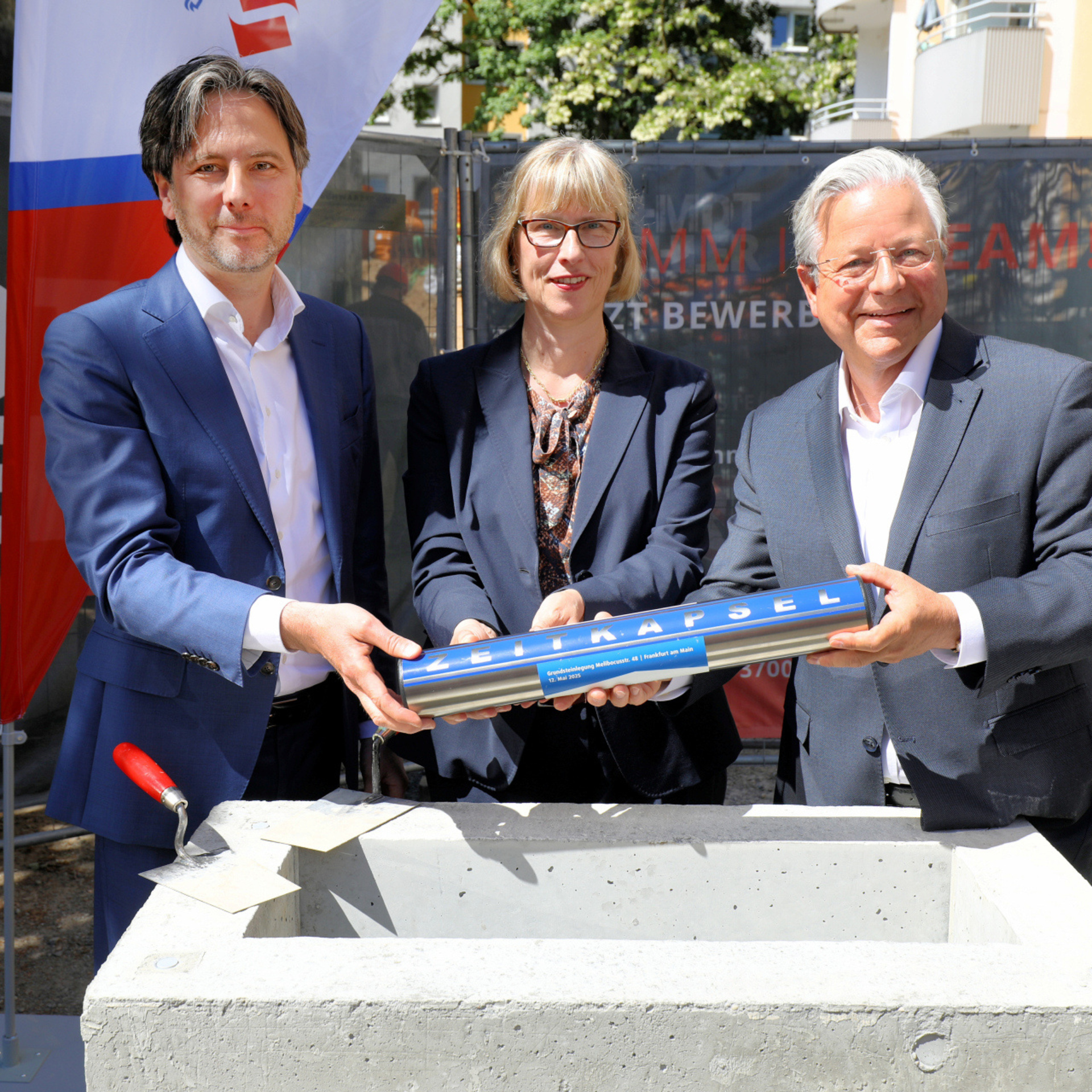 ( v.l.): Professor Marcus Gwechenberger, Dezernent für Planen und Wohnen der Stadt Frankfurt, NHW-Geschäftsführerin Monika Fontaine-Kretschmer und NHW-Geschäftsführer Dr. Constantin Westphal, legten gemeinsam den Grundstein für den Neubau. Foto: NHW/Thomas Rohnke