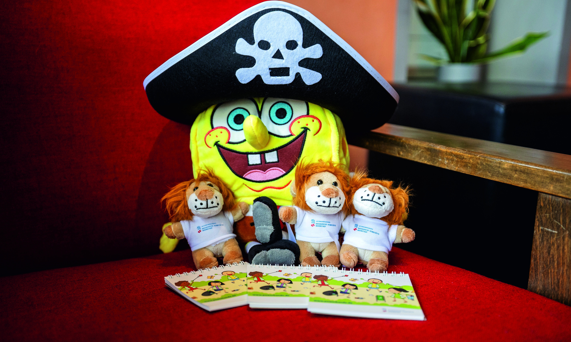 Das Foto zeigt eine Plüschfigur von SpongeBob sowie weitere Merchandise-Artikel der NHW