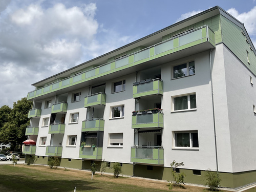 Moderne Aufstockung mit Stil: 3-Zimmer-Wohnung mit offener Küche und Balkon
