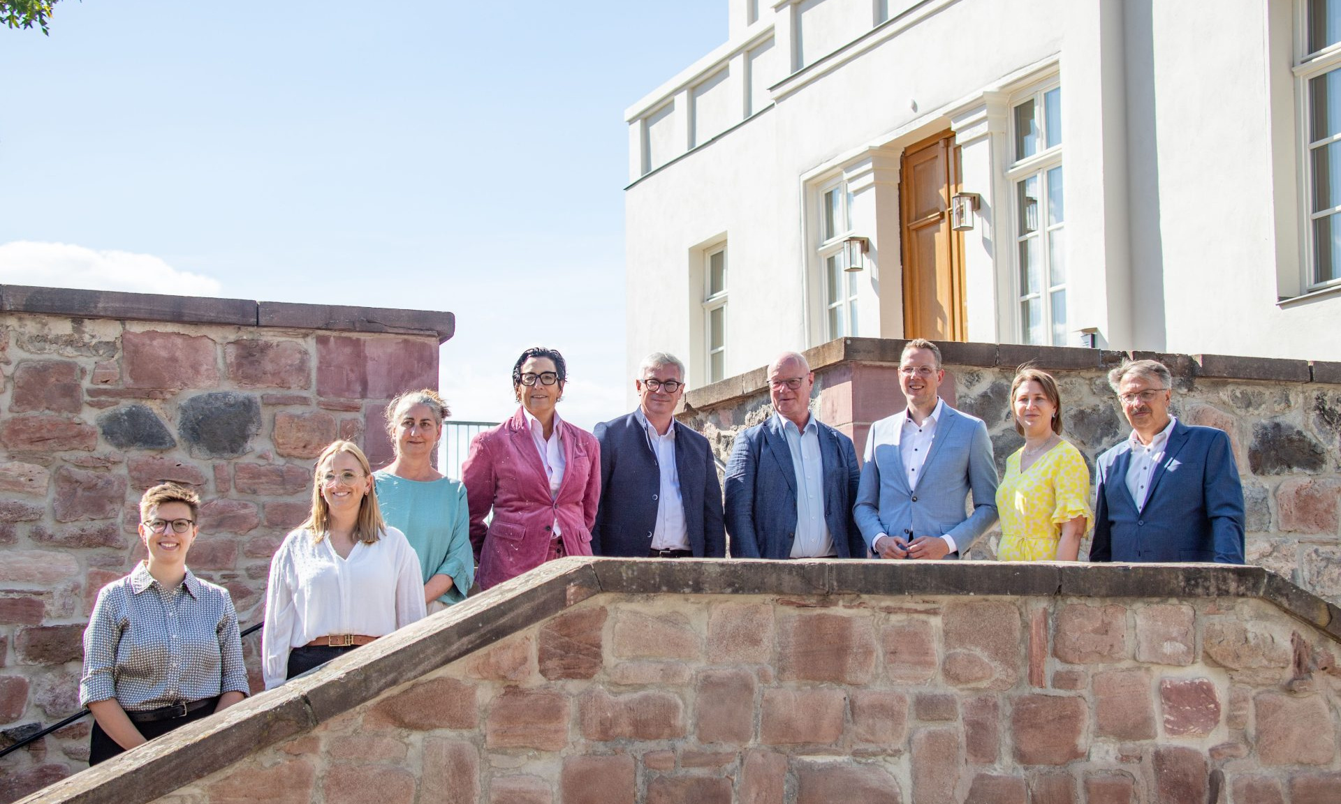 (v.li.) Mara Benedetto Teodoro, Nicole Thamm, Alexa von Wedel, Marion Schmitz Stadtfeld, Markus Eichberger (alle NHW | ProjektStadt), Markus Harzenetter (Präsident Landesamt für Denkmalpflege), Staatssekretär Christoph Degen, Oberkonservatorin Henriette von Preuschen und Bürgermeister Manfred Ockel. 