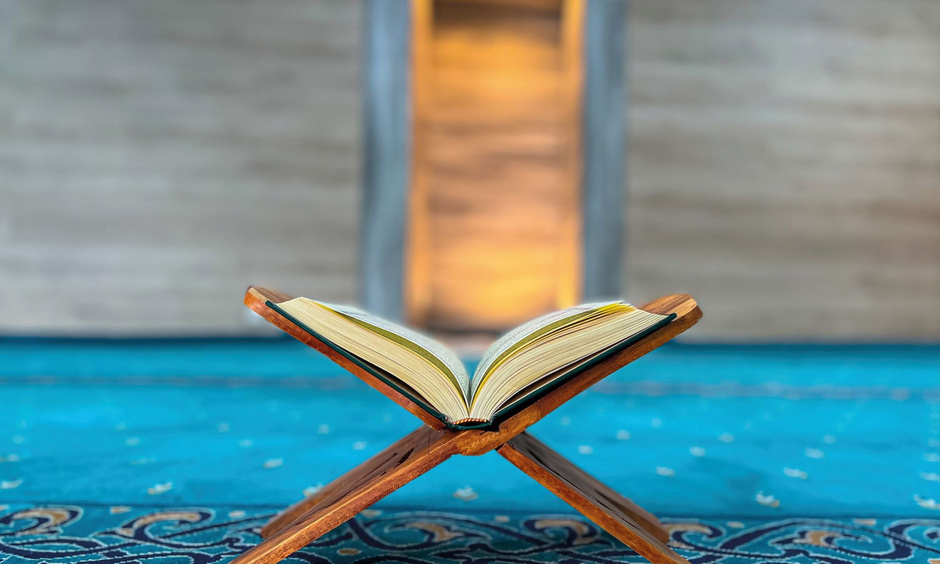 Aufnahme in der Moschee Abu Bakr in Frankfurt. Im Vordergrund ist ein aufgeschlagenes Buch auf einem Ständer zu sehen.