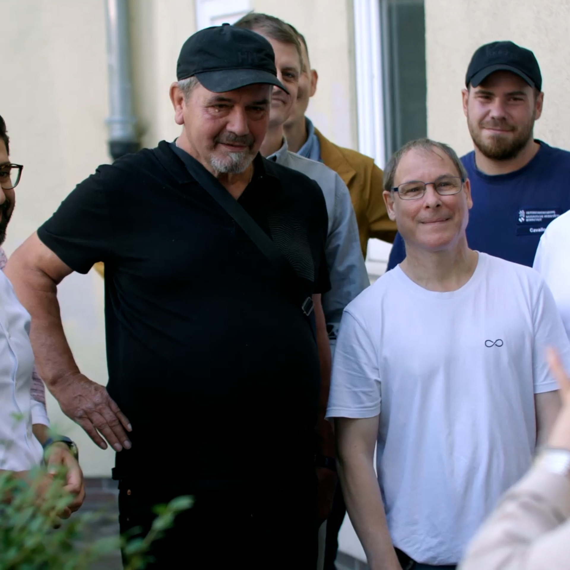 Der Minister steht mit den Bewohnern in einer Reihe und posiert für ein Foto.