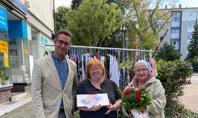 Mit ihrem Kleiderbasar hat sie sich als Machbarschaftsprojekt beworben, was die NHW mit einem Einkaufsgutschein belohnt. Übergeben wurde dieser von Stefan Burmann. Foto: NHW