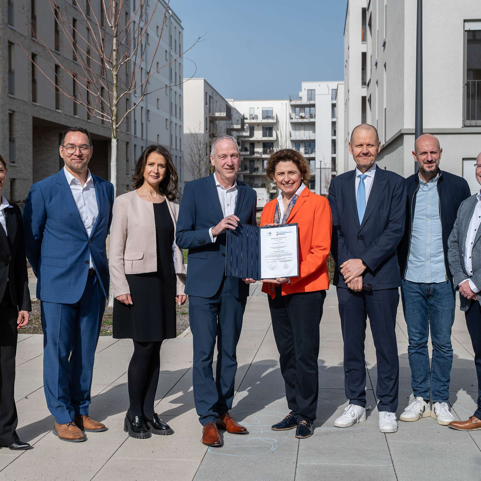 Gemeinsam für mehr bezahlbaren Wohnraum (v.li.): Ulla Korpinen, Loan Officer (links), Heiko Bunge, NHW-Fachbereichsleiter Unternehmensfinanzierung/Grundbuchmanagement, Svetlana Pogoster, NHW-Unternehmensbereichsleiterin Financial Services, NHW-Leitender Geschäftsführer Dr. Thomas Hain, Nicola Beer, Vizepräsidentin EIB, Timo Kiiha,Head of Division EIB; Philipp Zindel NHW-Fachbereichsleiter Projektentwicklung & Akquisition Süd und Thomas Haenn, NHW-Spezialist Unternehmensfinanzierung. Foto; NHW/ Marc Strohfeldt.