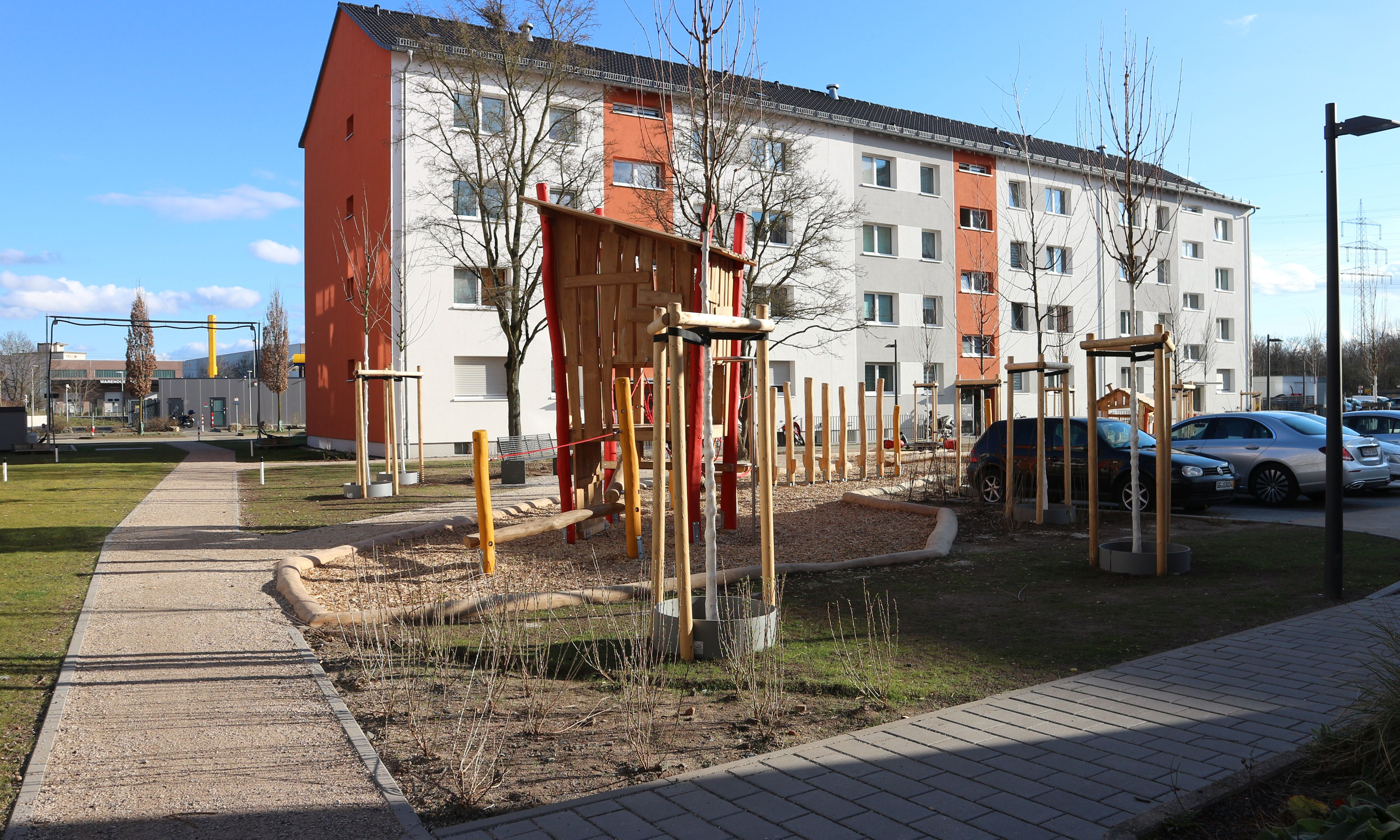 Spielplatz vor modernisiertem Wohngebäude