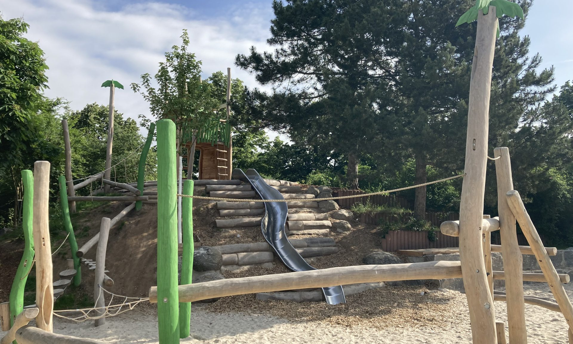 Spielplatz u.a. mit Rutsche und Balancierparcours