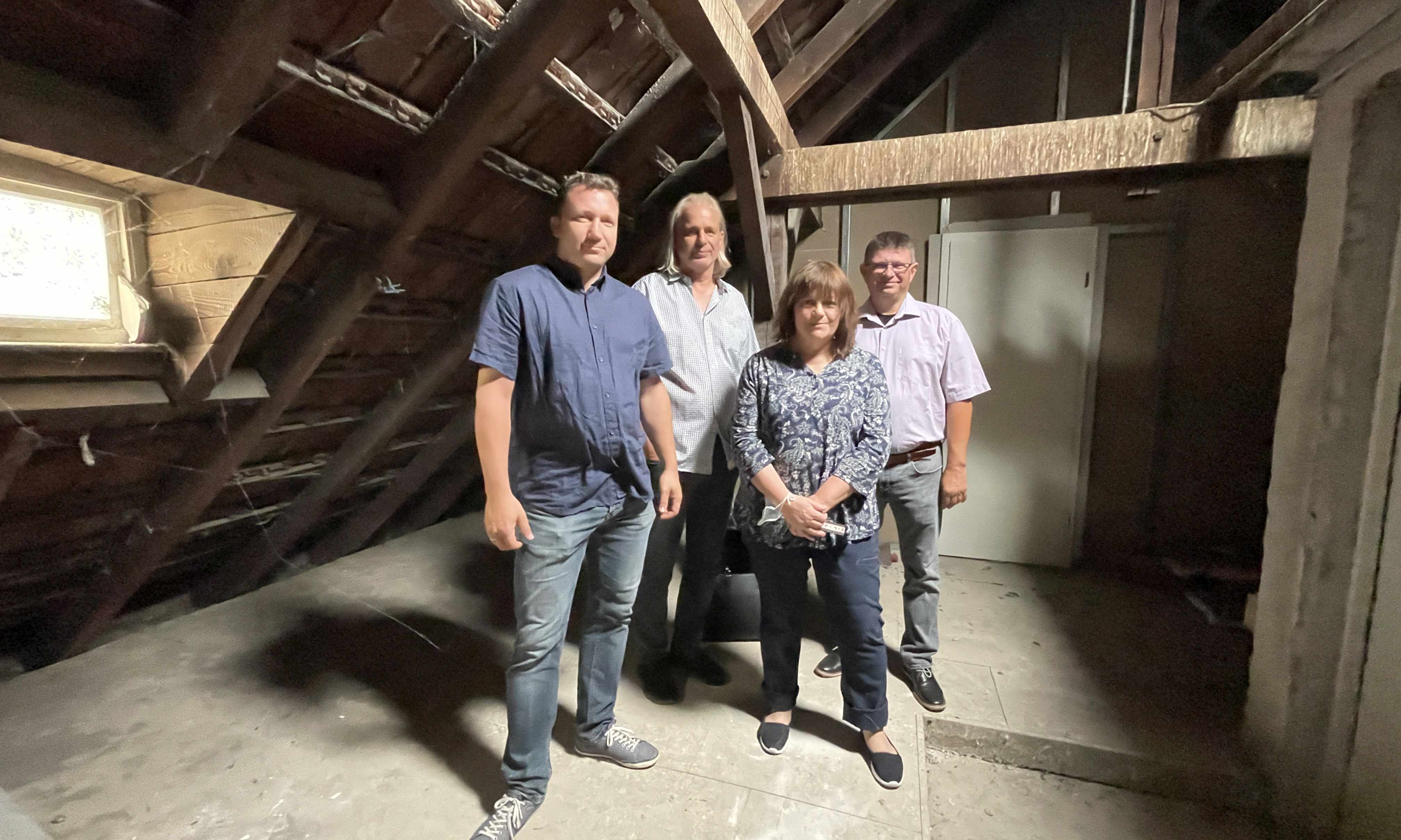 Im Einsatz für die gefiederten Bewohner: (v.l.): Thomas Oehring, NHW, Astrid Wallace, Stadttaubenprojekt Stephan Kruger; NHW-Projektentwicklung und NHW-Regionalcenter-Leiter Ralf Lang, Foto: NHW
