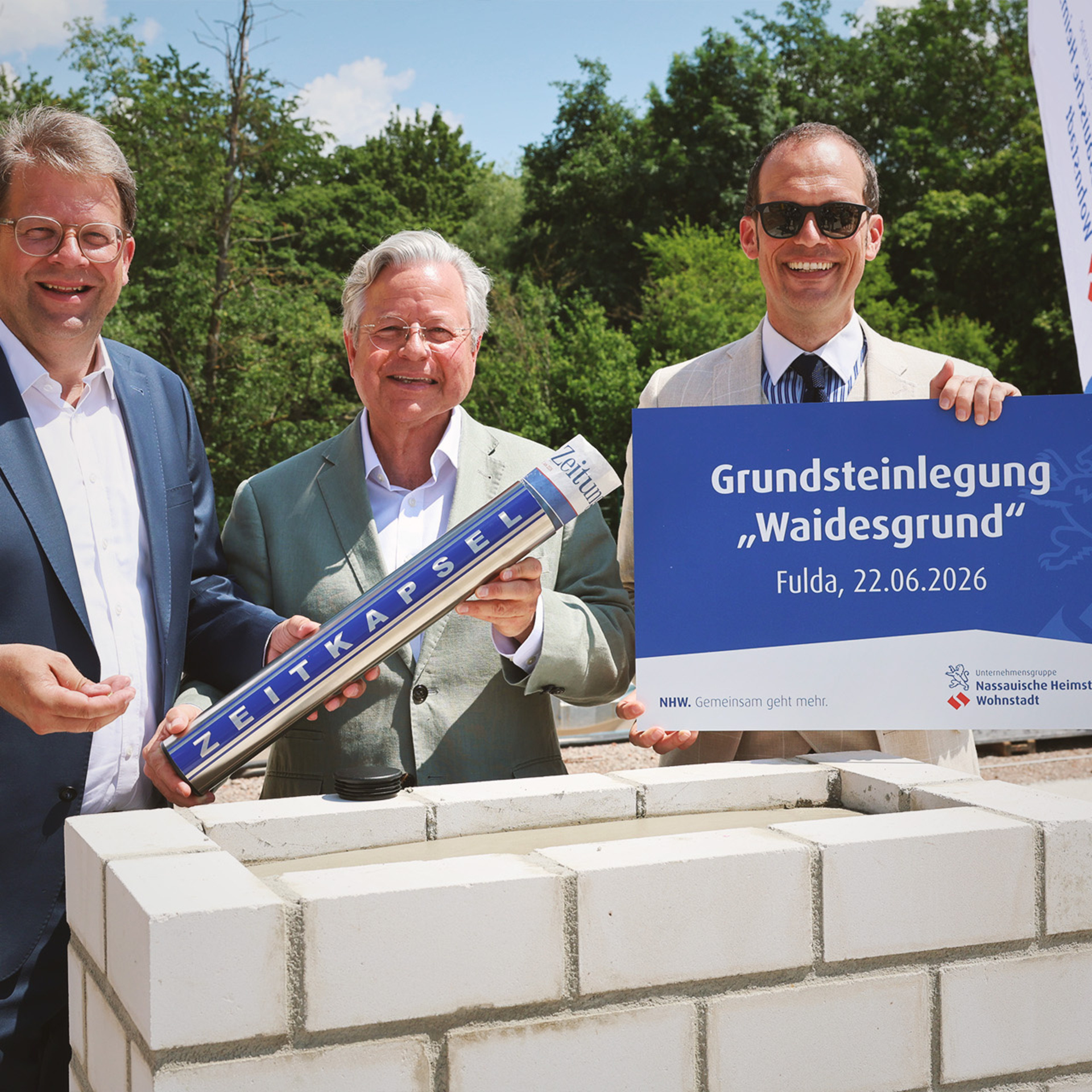 NHW-Geschäftsführer Dr. Constantin Westphal (Mi.), Fuldas Oberbürgermeister Dr. Heiko Wingenfeld (li.) und Fuldas Stadtbaurat Daniel Schreiner mit Zeitkapsel und Erinnerungsschild.