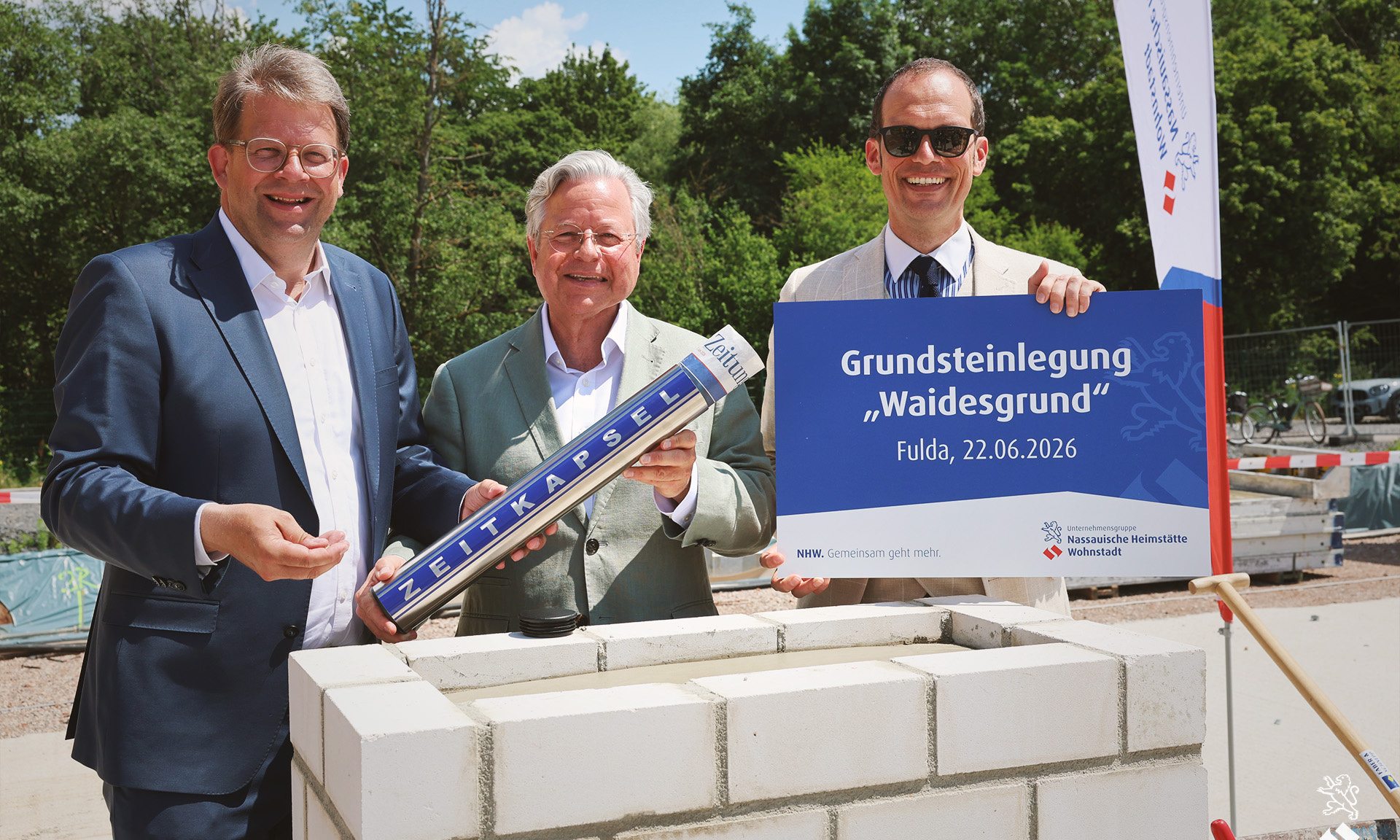 NHW-Geschäftsführer Dr. Constantin Westphal (Mi.), Fuldas Oberbürgermeister Dr. Heiko Wingenfeld (li.) und Fuldas Stadtbaurat Daniel Schreiner mit Zeitkapsel und Erinnerungsschild.