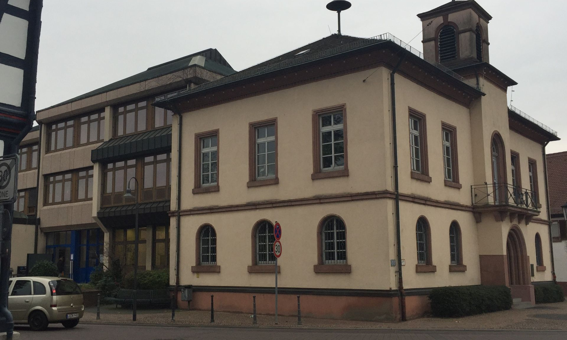 Das alte Rathaus in Biblis vor der Sanierung.