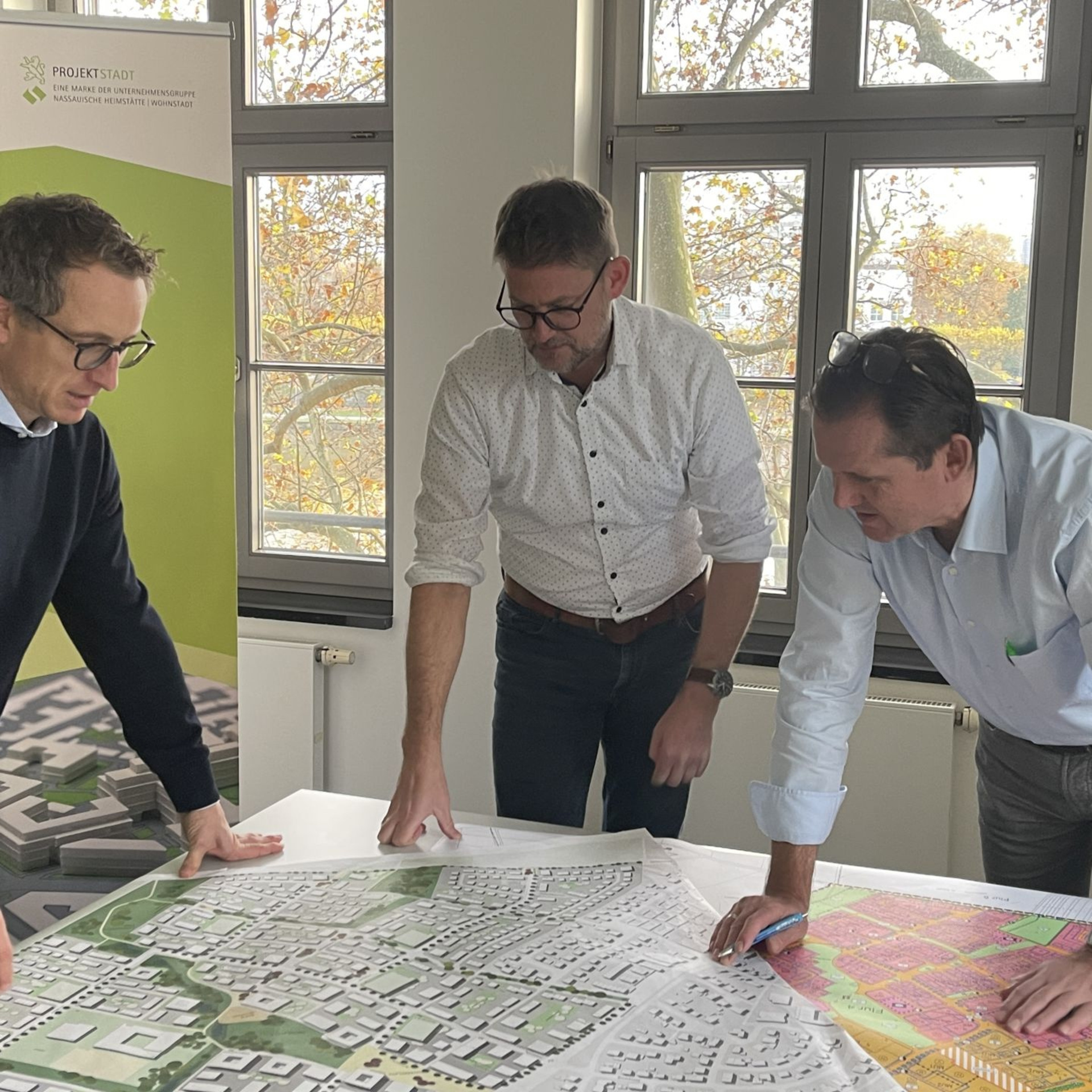 Projektbeteiligte besprechen den Plan zur Eselswiese