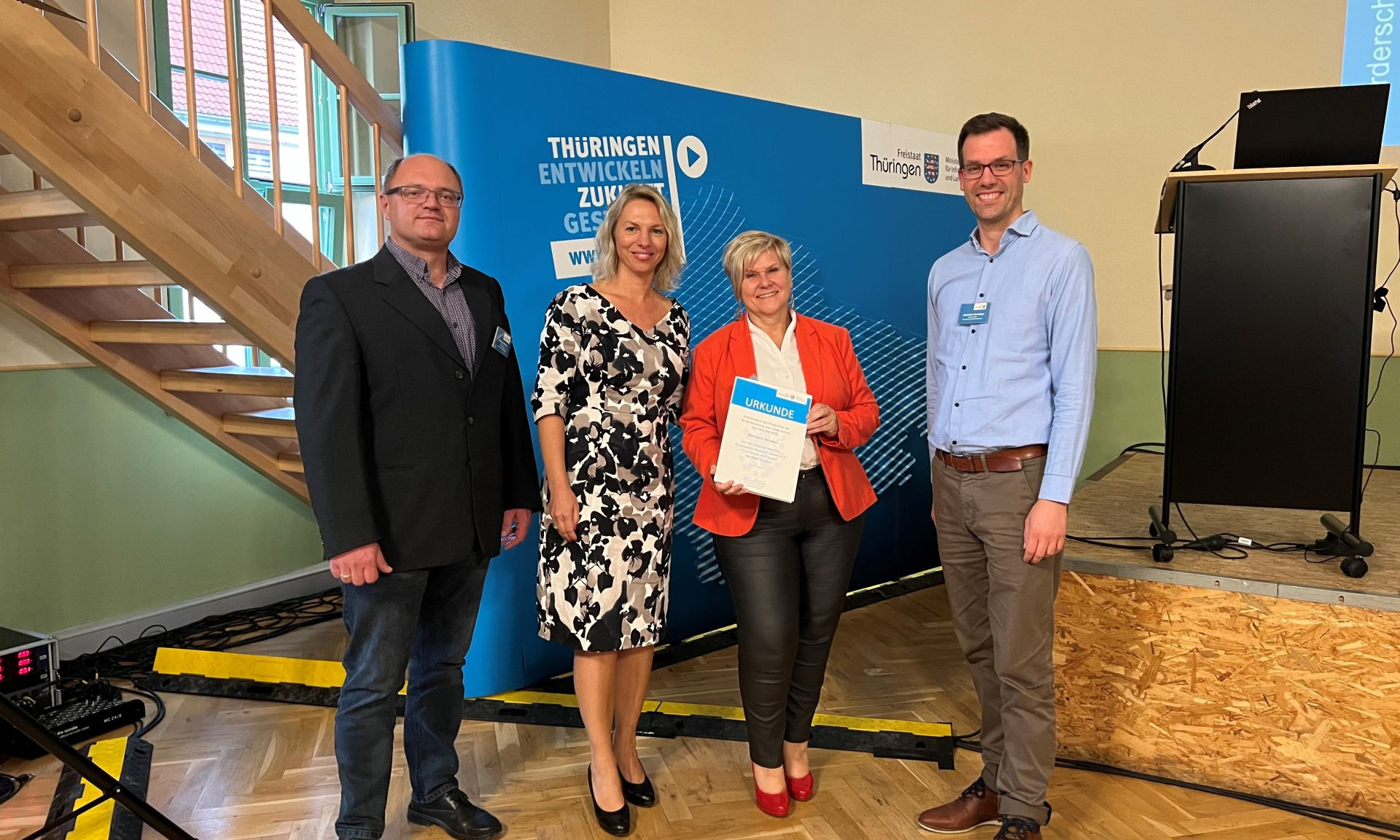 Übergabe der Urkunde für die Stadt Schalkau: Andreas Meusel (Mitarbeiter Verwaltung), Ministerin Susanna Karawanskij, Ute Hopf (Bürgermeisterin Schalkau) und Sebastian Nachtigal (Projektleiter ProjektStadt). 