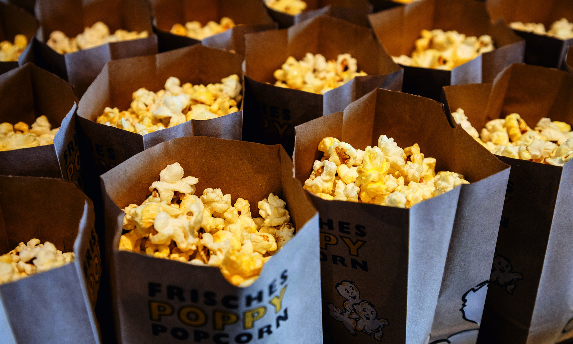 Das Bild zeigt mehrere Popcorntüten nebeneinander.