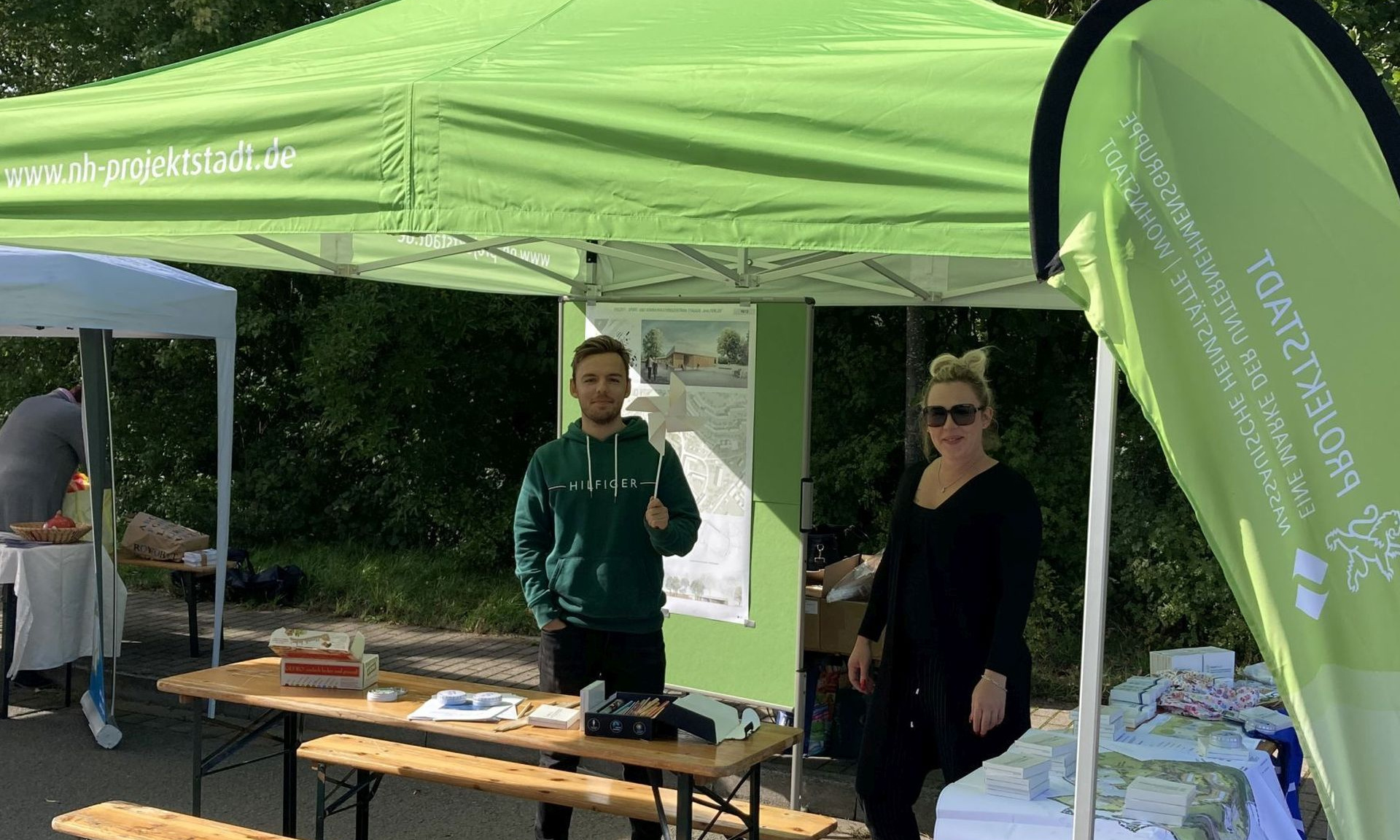 Ein Mann und eine Frau an einem Infostand