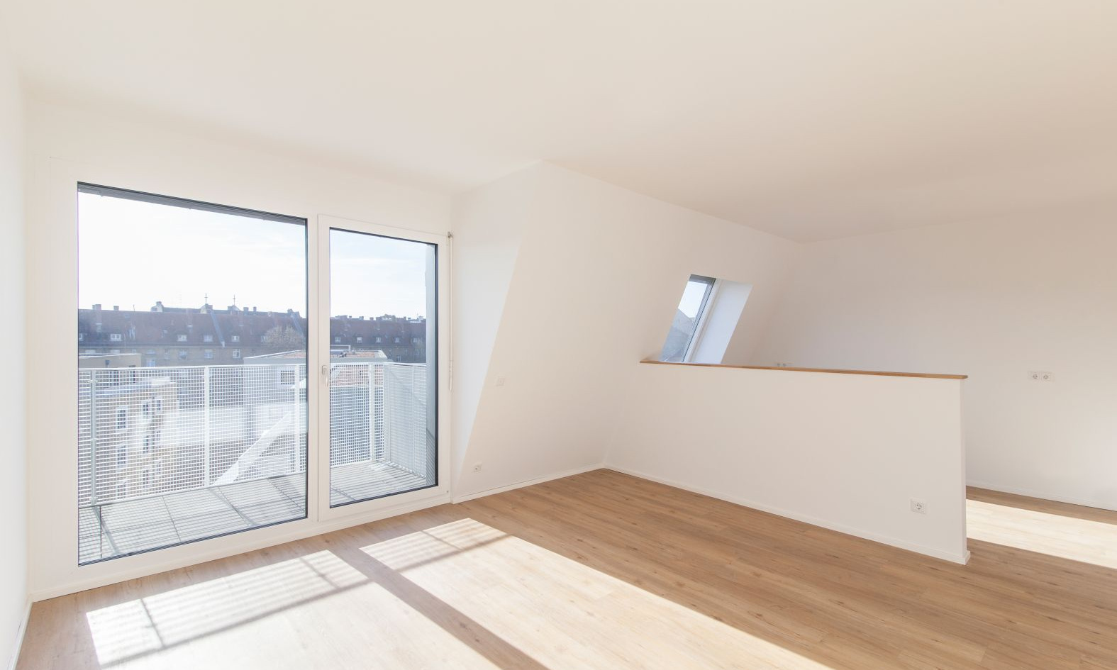 Innenansicht GustavsHof mit Blick nach draußen durch große Fensterfront